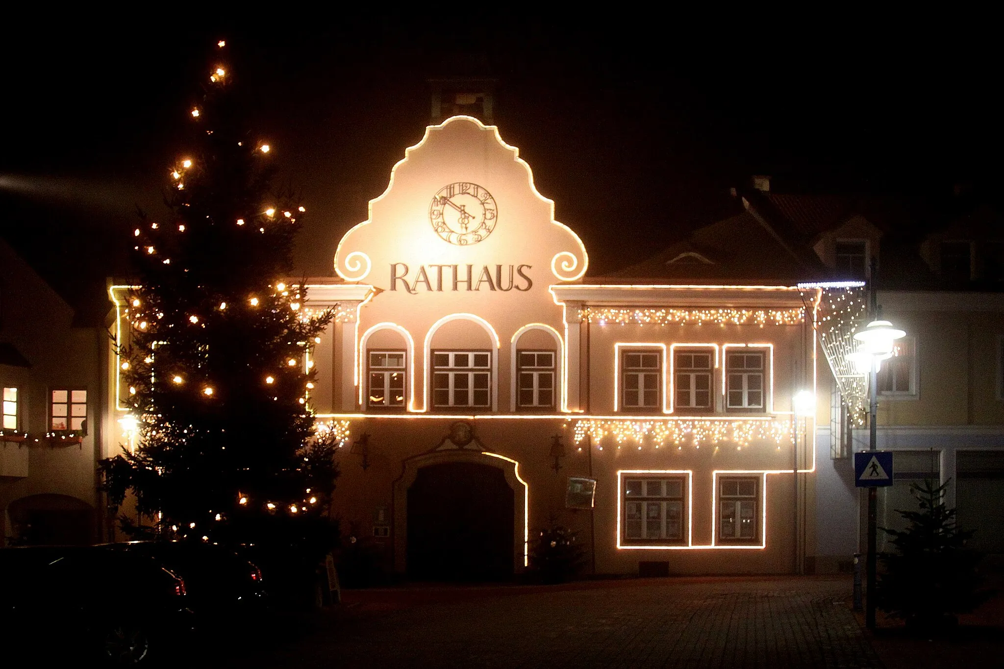 Photo showing: Piesting (Lower Austria) – Town Hall decorated for Christmas.