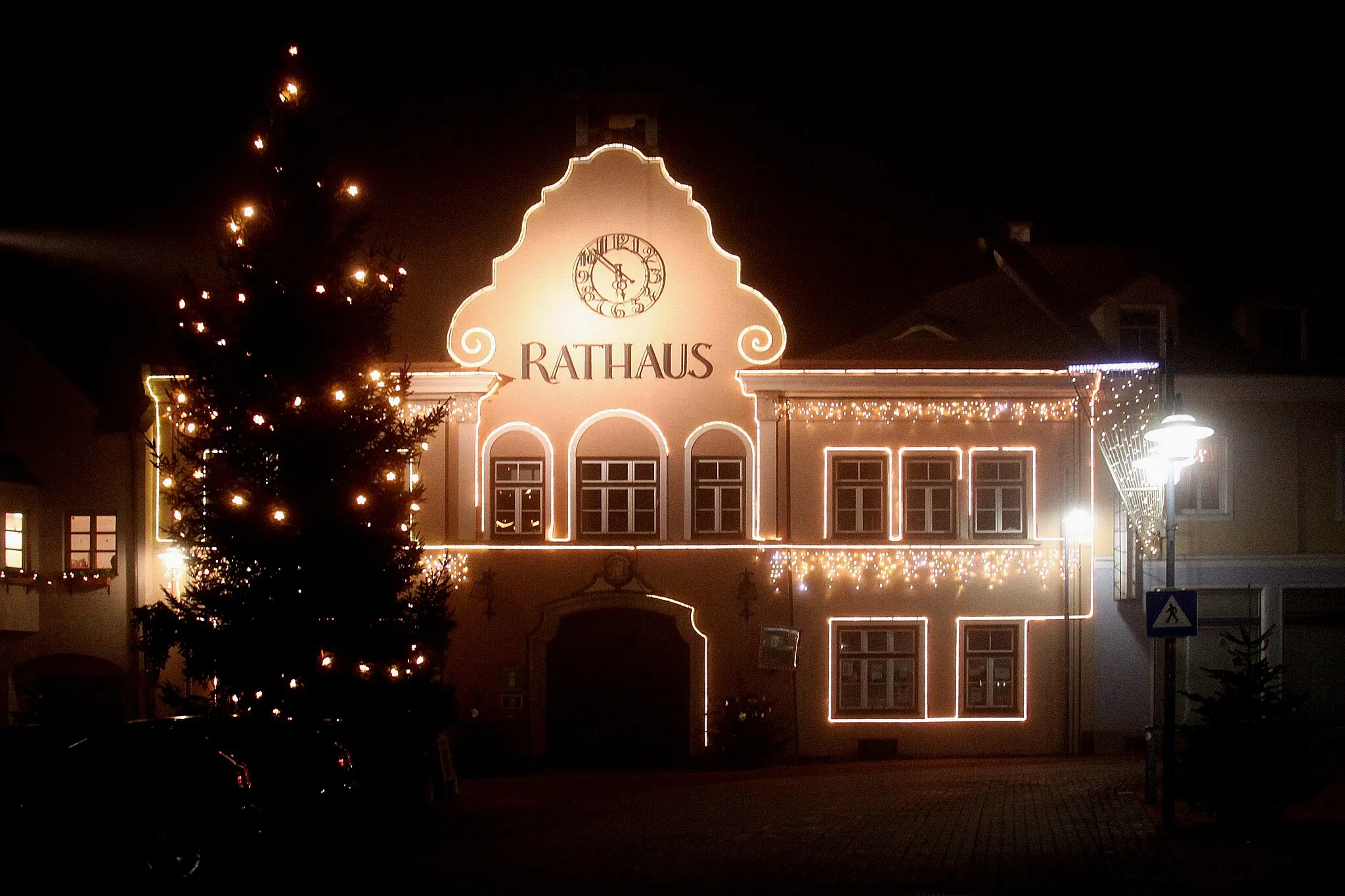 Photo showing: Piesting (Lower Austria) – Town Hall decorated for Christmas.