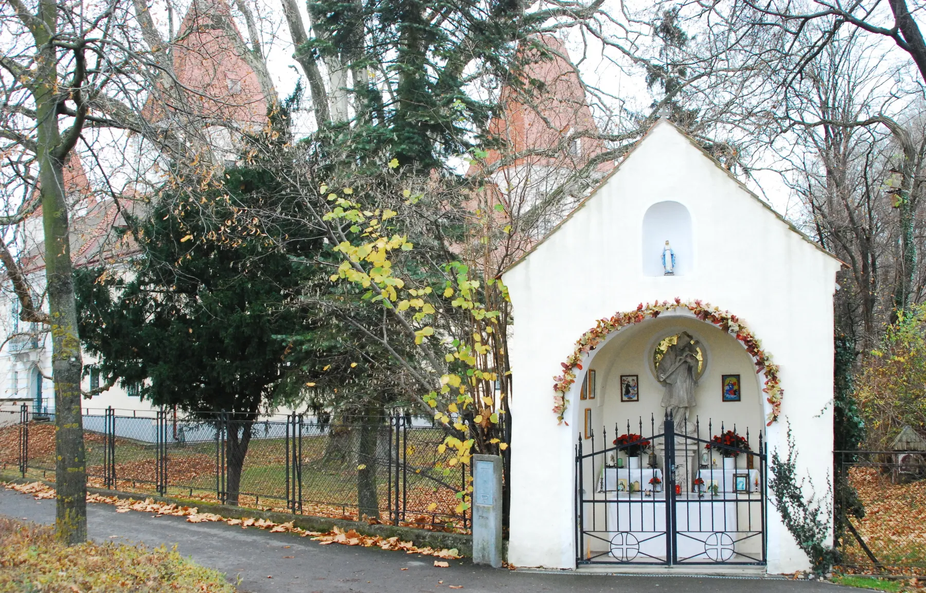 Photo showing: Denkmalgeschützte Johannes-Nepomuk-Kapelle in Orth an der Donau in Niederösterreich.