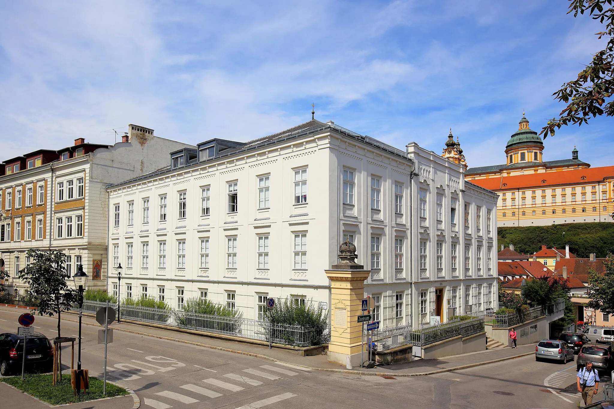 Photo showing: Ehemalige Volksschule an der Straßenecke Bahnhofstraße 2 / Abt-Karl-Straße in der niederösterreichischen Bezirkshauptstadt Melk. Der dreigeschossige Komplex mit einer rasterartig gegliederten, frühhistorischen Fassade wurde 1873 unter Bürgermeister Franz Xaver Linde errichtet. Seit 2005 (Eröffnung am 23. September) wird das Gebäude als KiBiZ (Kinder- und Bildungszentrum) genutzt.