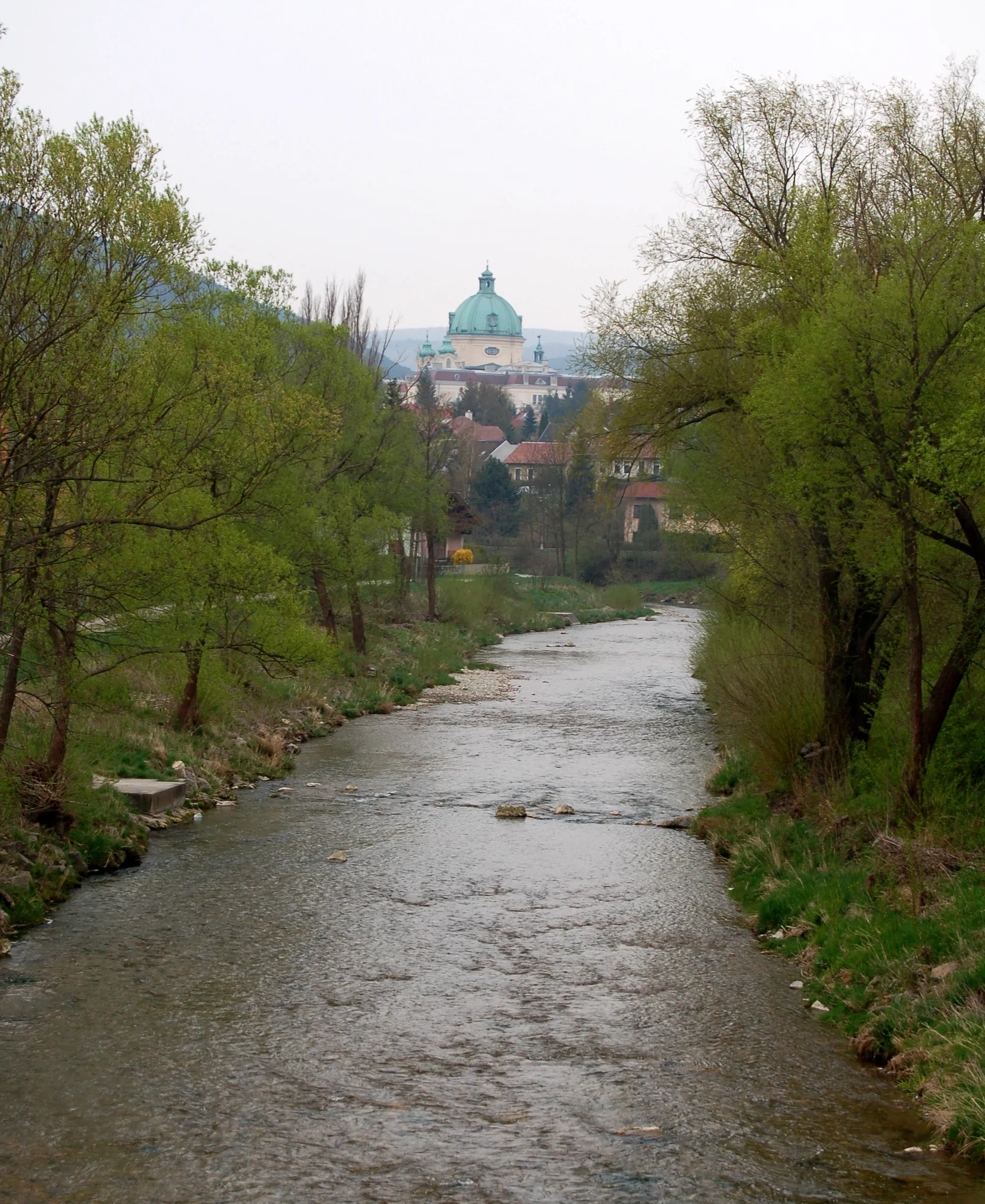 Photo showing: Kuppel der Margarethenkirche in Berndorf über dem Fluss Triesting