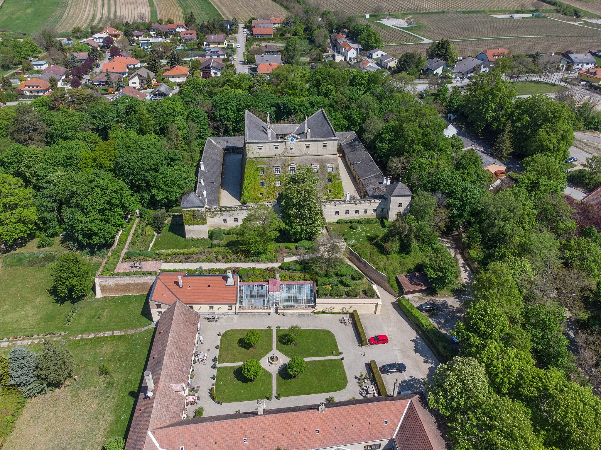 Photo showing: Schloss Bockfließ