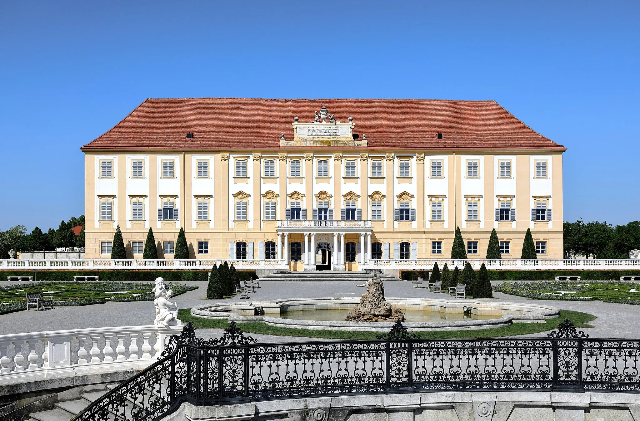 Photo showing: Die Hauptfassade bzw. der Osttrakt des Schlosses der Schlossanlage Schloss Hof in der niederösterreichischen Marktgemeinde Engelhartstetten. Die Schlossanlage wurde um 1627 auf einer Geländekante und östlich der mittelalterlichen Feste Hof errichtet. Nachdem 1725 Prinz Eugen die Anlage erworben hatte, baute er diese zu einem repräsentativen Landsitz aus. 1755 kam das Schloss in den Besitz von Maria Theresia. Von 1773 bis 1775 erfolgte dann ein Um- und Ausbau zum heutigen Erscheinungsbild durch Franz Anton Hillebrandt.