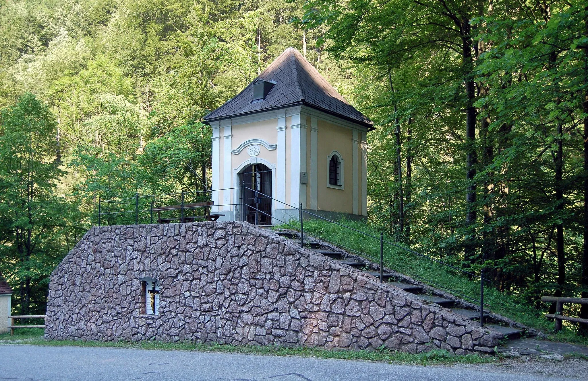 Photo showing: The Schönkreuz chapel in Ybbsitz, Lower Austria, is protected as a cultural heritage monument.