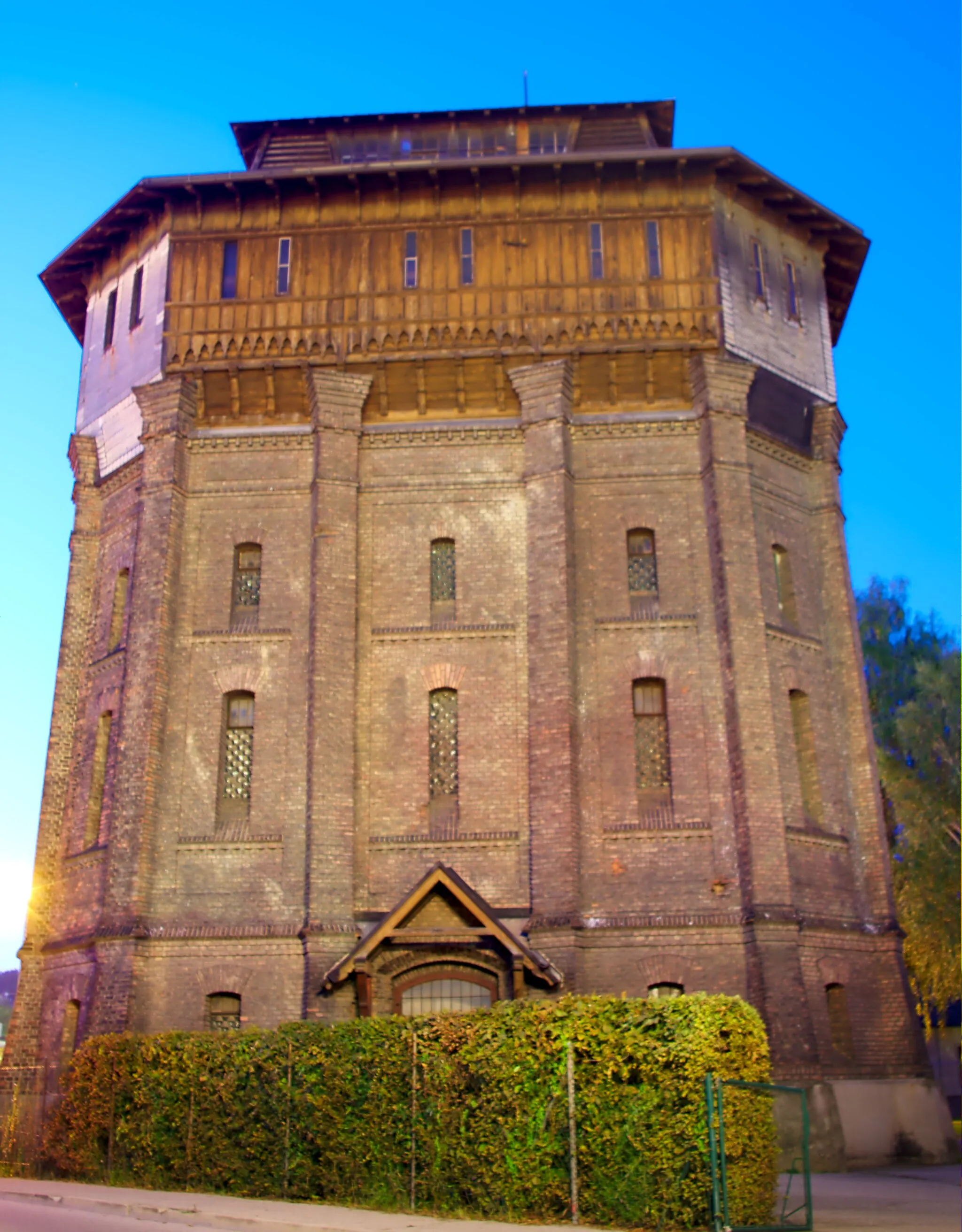 Photo showing: The Water tower with 4 floors as brick work which was built in 1908 as part of the extension of the railway station. The Water tower is placed directly beside the station.