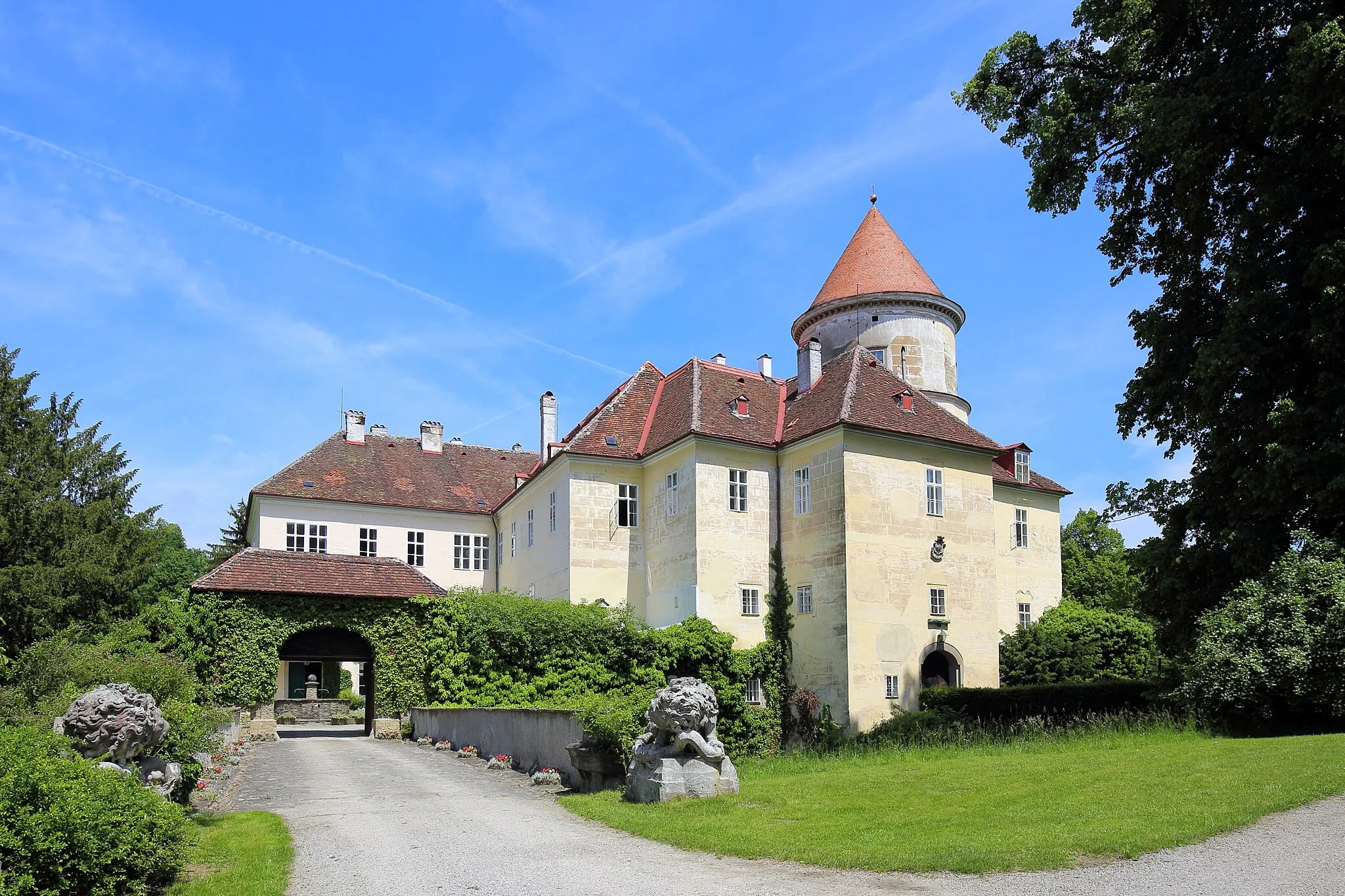 Photo showing: Südansicht des Schlosses Wald in der niederösterreichischen Marktgemeinde Pyhra. Eine mittelalterliche Burg, die in der zweiten Hälfte des 16. und der ersten Hälfte des 17. Jahrhunderts zu einem Renaissance-Wasserschloss umgebaut wurde. Das "Altschloss" ist eine dreigeschoßige Anlage mit 4 Trakten in unregelmäßiger Anordnung, die im Südosten vom mittelalterlichen Bergfried überragt wird. Im 19. Jahrhundert wurde das Schloss mehrmals verändert und erweitert; unter anderem wurde im Westen das "Neuschloss" (ein Trakt) angebaut und der Bergfried (mit einer Mauerstärke von ca. 3m) um ein Geschoß erhöht sowie mit einem Kegeldach versehen.