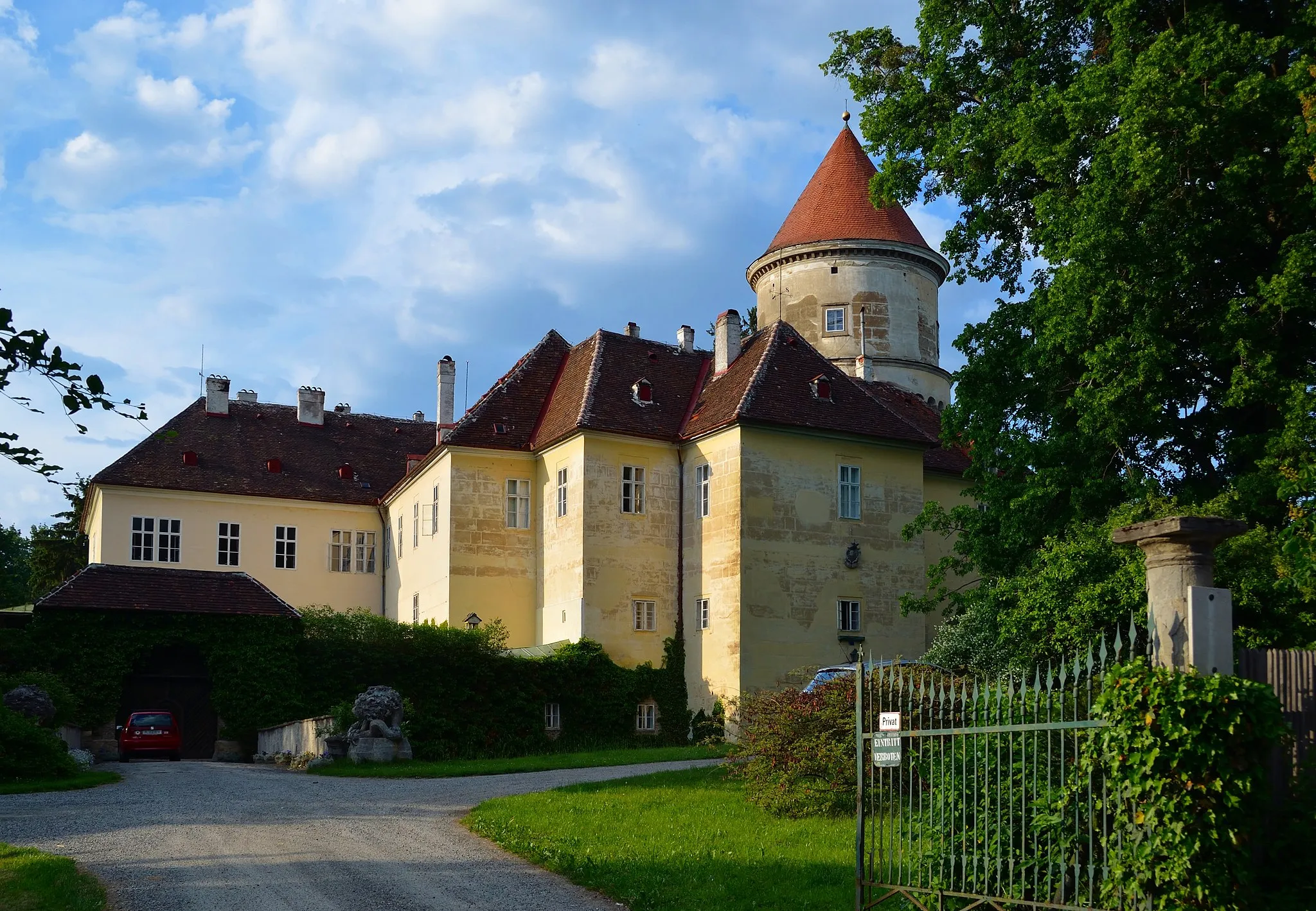 Photo showing: The Castle Wald in Wald, municipality of Pyhra, Lower Austria, is protected as a cultural heritage monument.