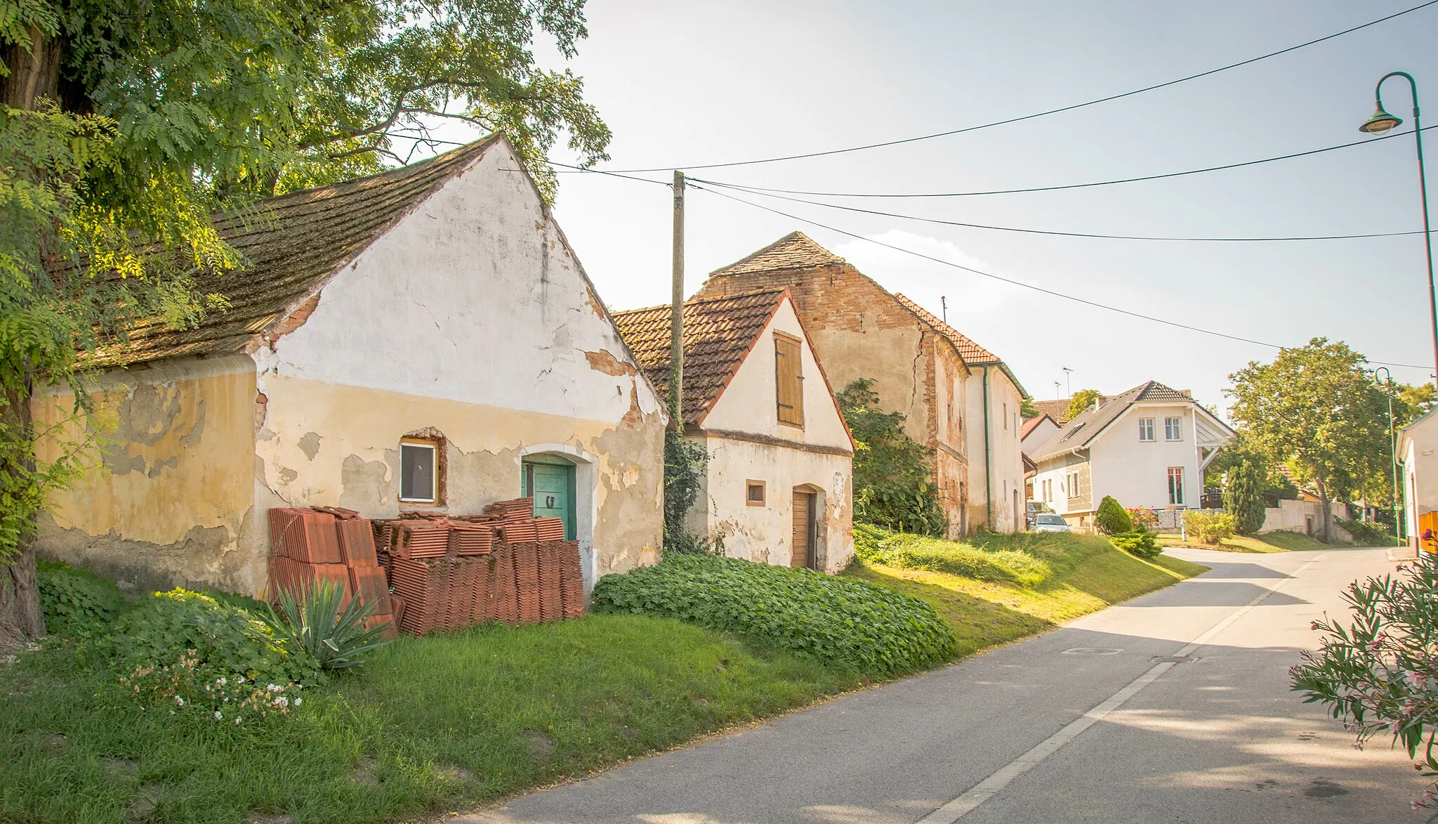 Photo showing: Kellergasse „Beim Meierhof“ in der KG Ringelsdorf in Ringelsdorf-Niederabsdorf