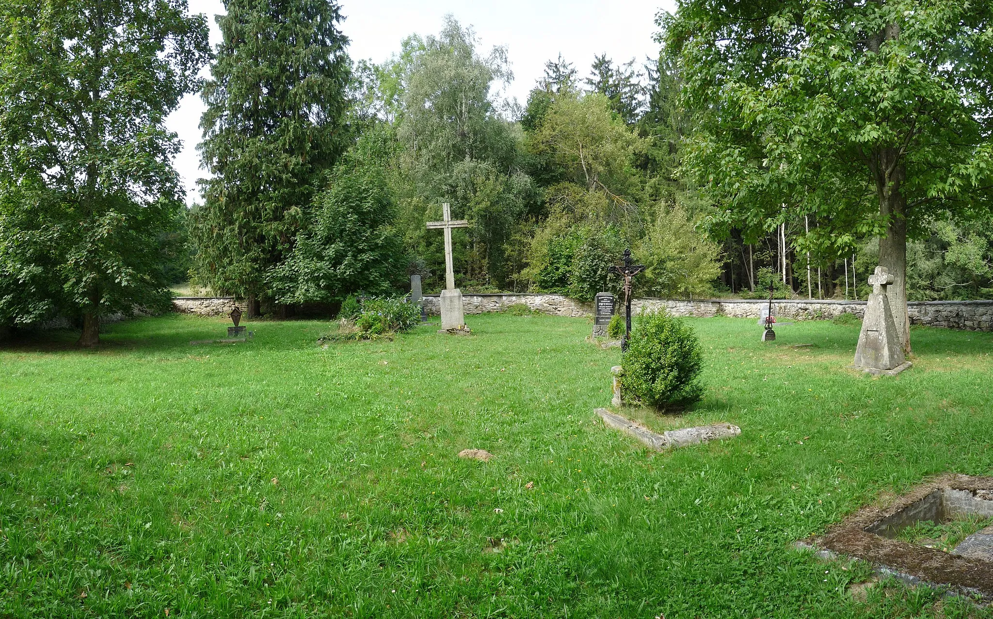 Photo showing: Cemetery in the village of Hojná Voda, south Bohemia, Czech Republic