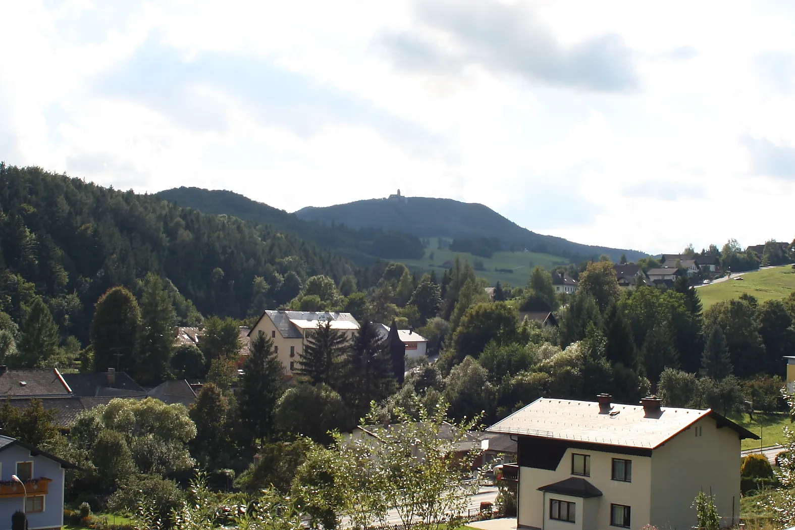 Photo showing: Der Araberg mit der Araburg (im Hintergrund, Bildmitte) von Kaumberg aus gesehen.