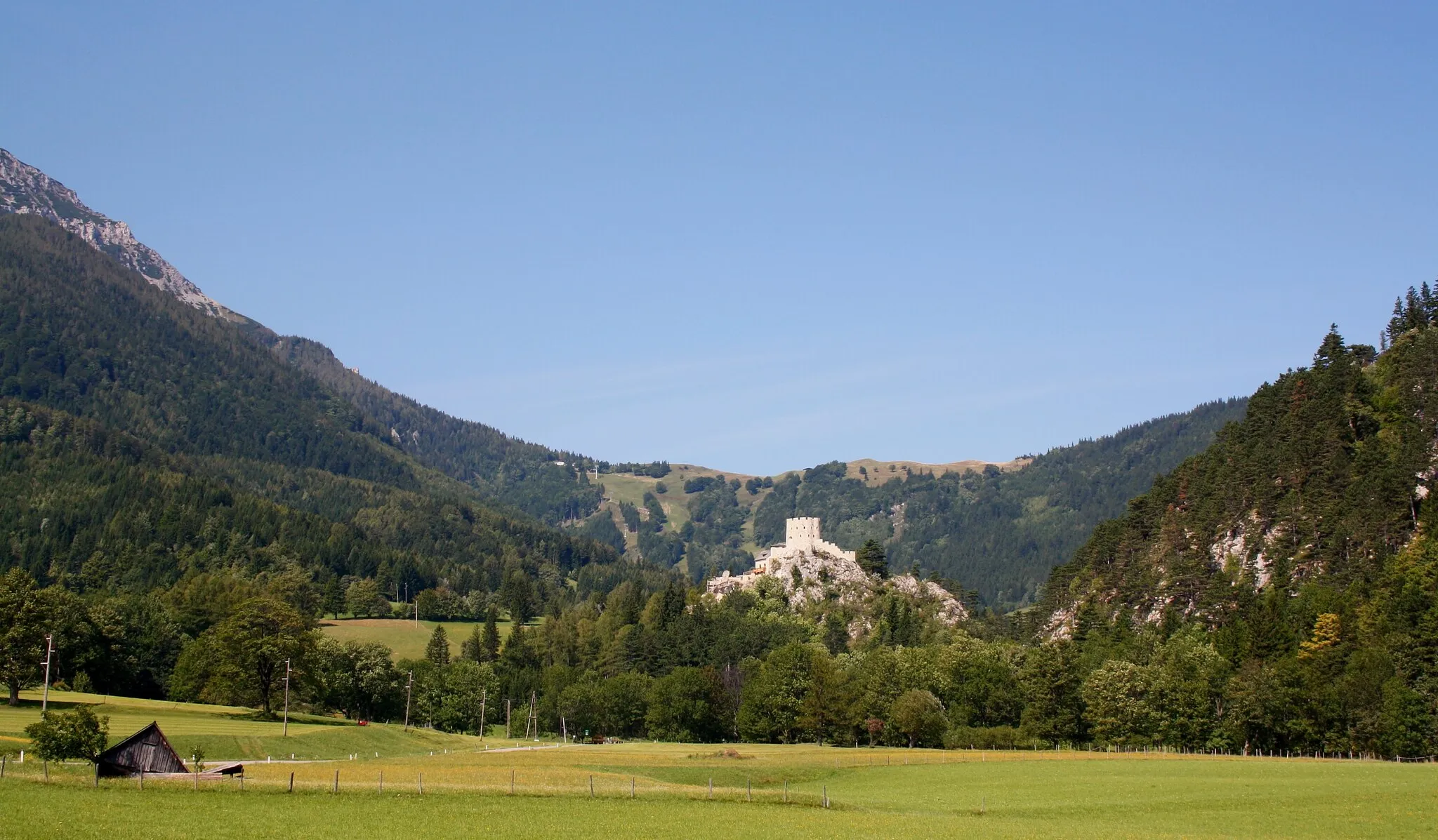 Photo showing: Der Fadensattel in Puchberg am Schneeberg. Im Vordergrund die Burgruine Losenheim.