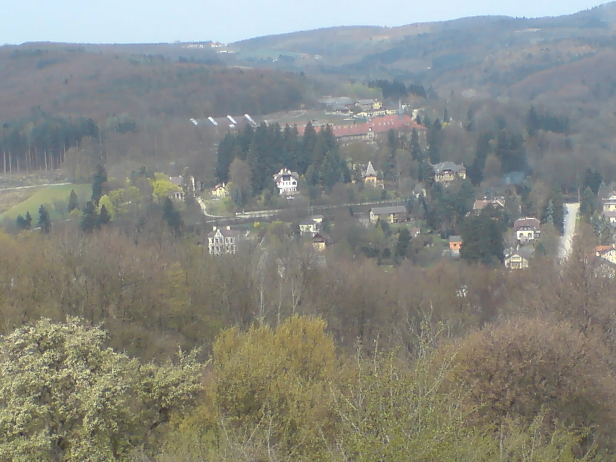 Photo showing: Schulzentrum Sacré Coeur Pressbaum, ehemaliges Nonnenkloster. Im Mittelgrund Villen aus der vorigen Jahrhundertwende