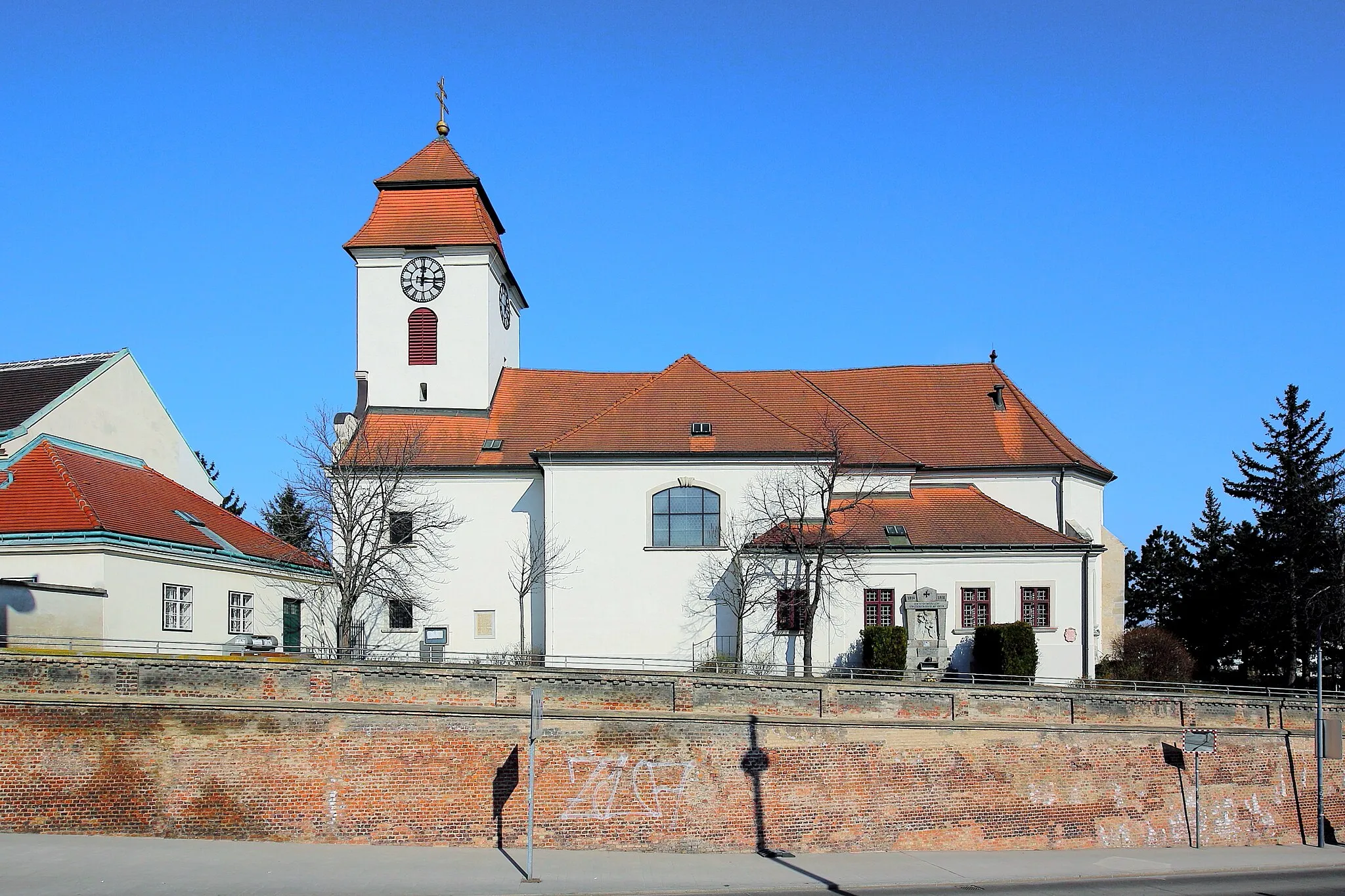 Photo showing: Südwestansicht der röm.-kath. Pfarrkirche hl. Laurenz (Altsimmeringer Pfarrkirche) in Simmering, ein Stadtteil der österreichischen Bundeshauptstadt Wien.