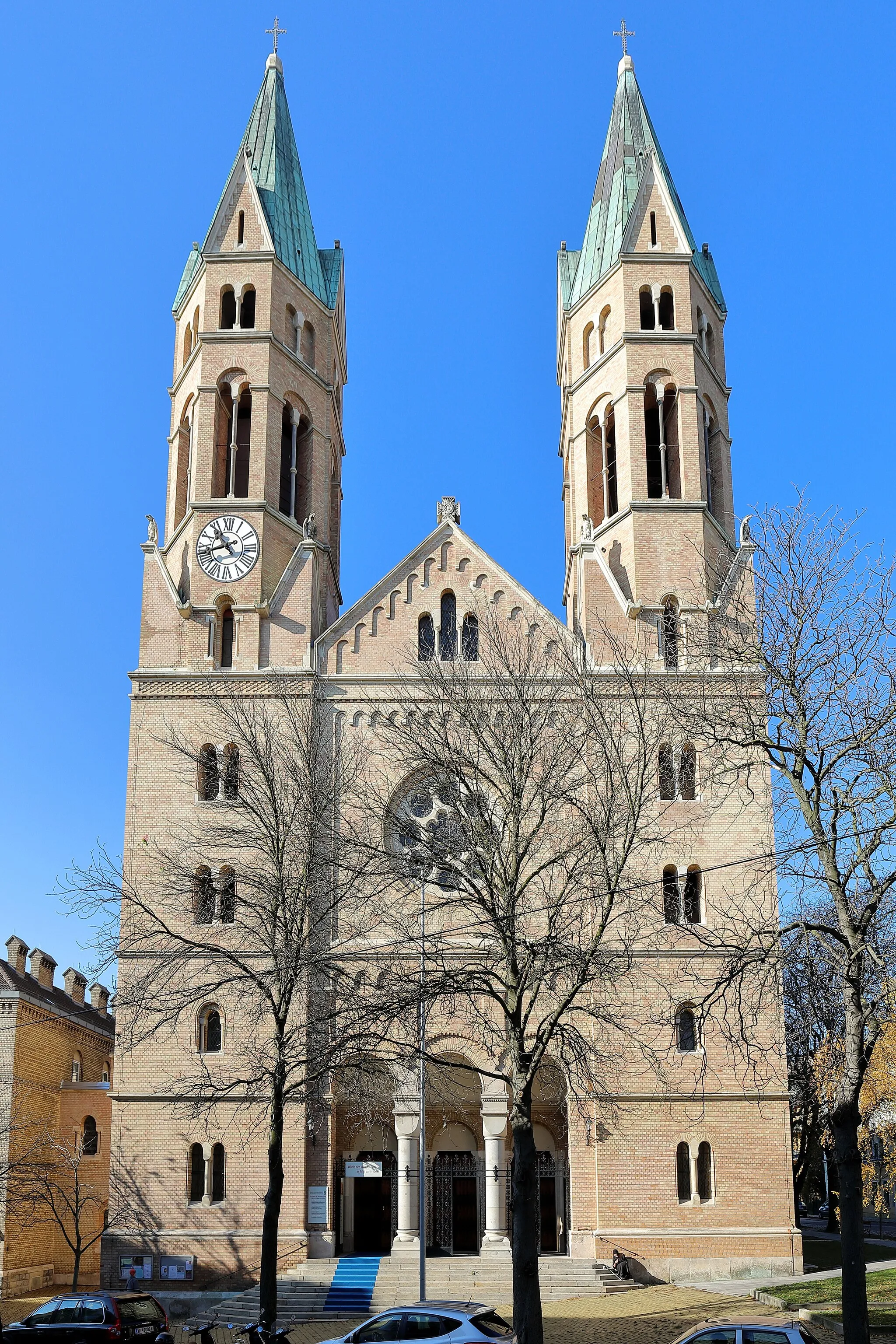 Photo showing: Ostansicht der Karmeliterkirche mit ihrer Doppelturmfassade im 19. Wiener Bezirk Döbling. Die Kirche in Form einer neuromanischen Basilika mit drei Schiffen wurde von 1898 bis 1901 nach Plänen des Architekten Richard Jordan errichtet.