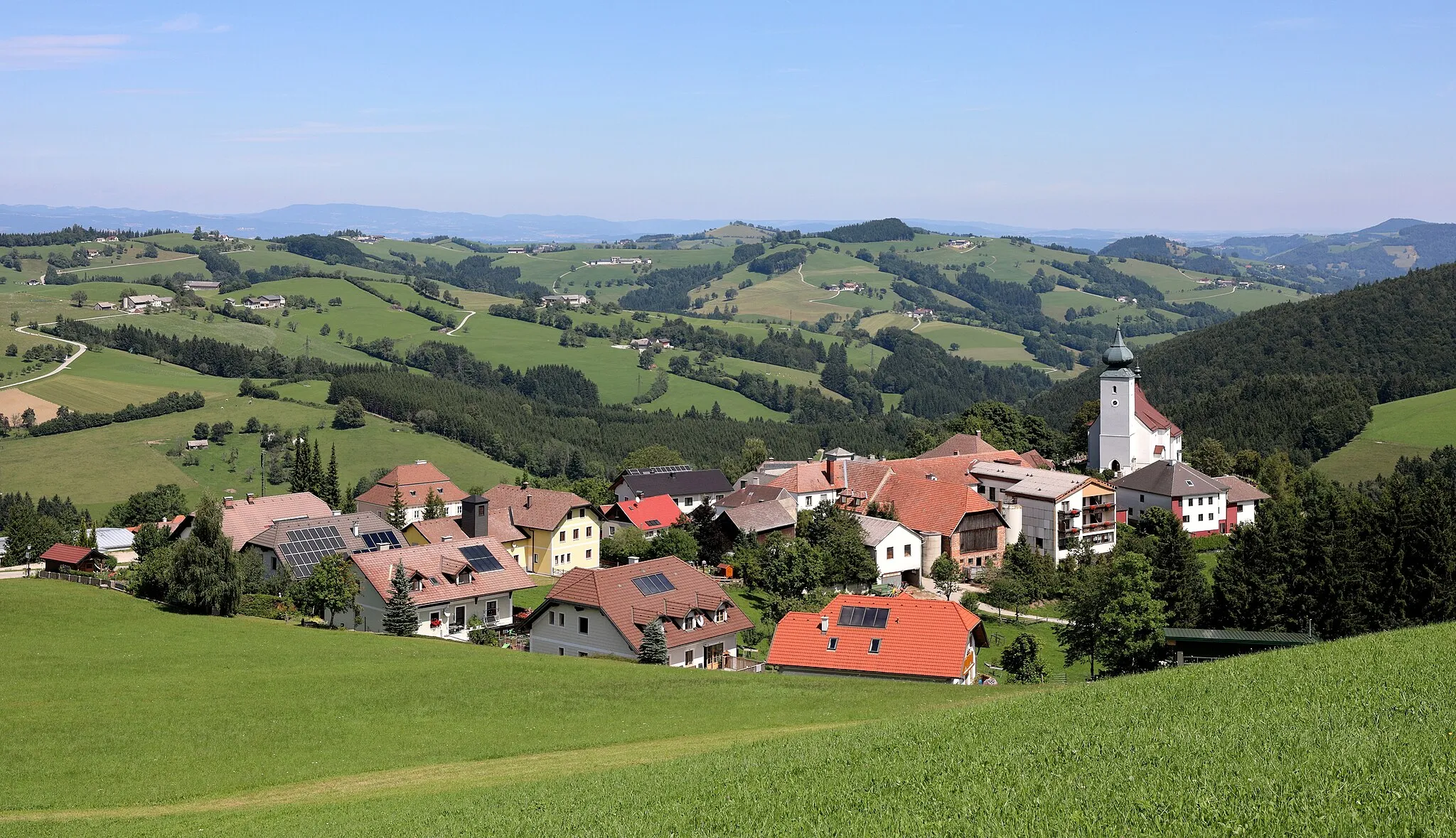Photo showing: Südwestansicht des Dorfes St. Leonhard am Wald. Ursprünglich eine eigenständige Gemeinde wurde sie 1972 in die niederösterreichische Stadtgemeinde Waidhofen an der Ybbs eingemeindet.