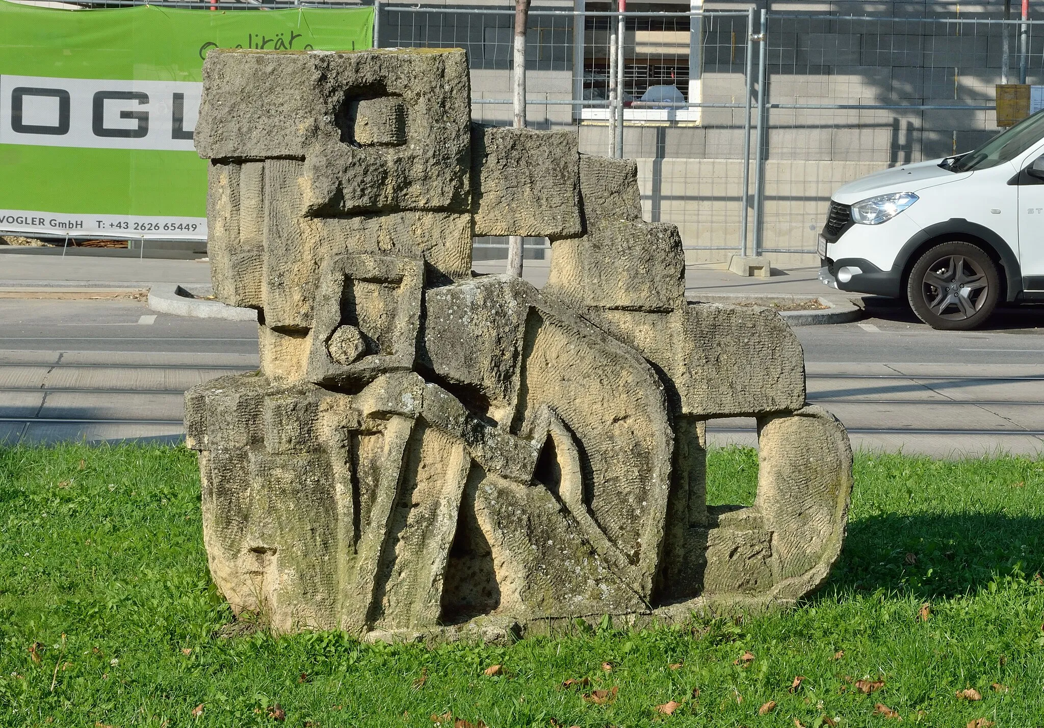 Photo showing: Steinplastik Gramgebeugte Mutter vor dem Bezirksmuseum Donaustadt, Kagraner Platz 53-54, Wien Donaustadt.