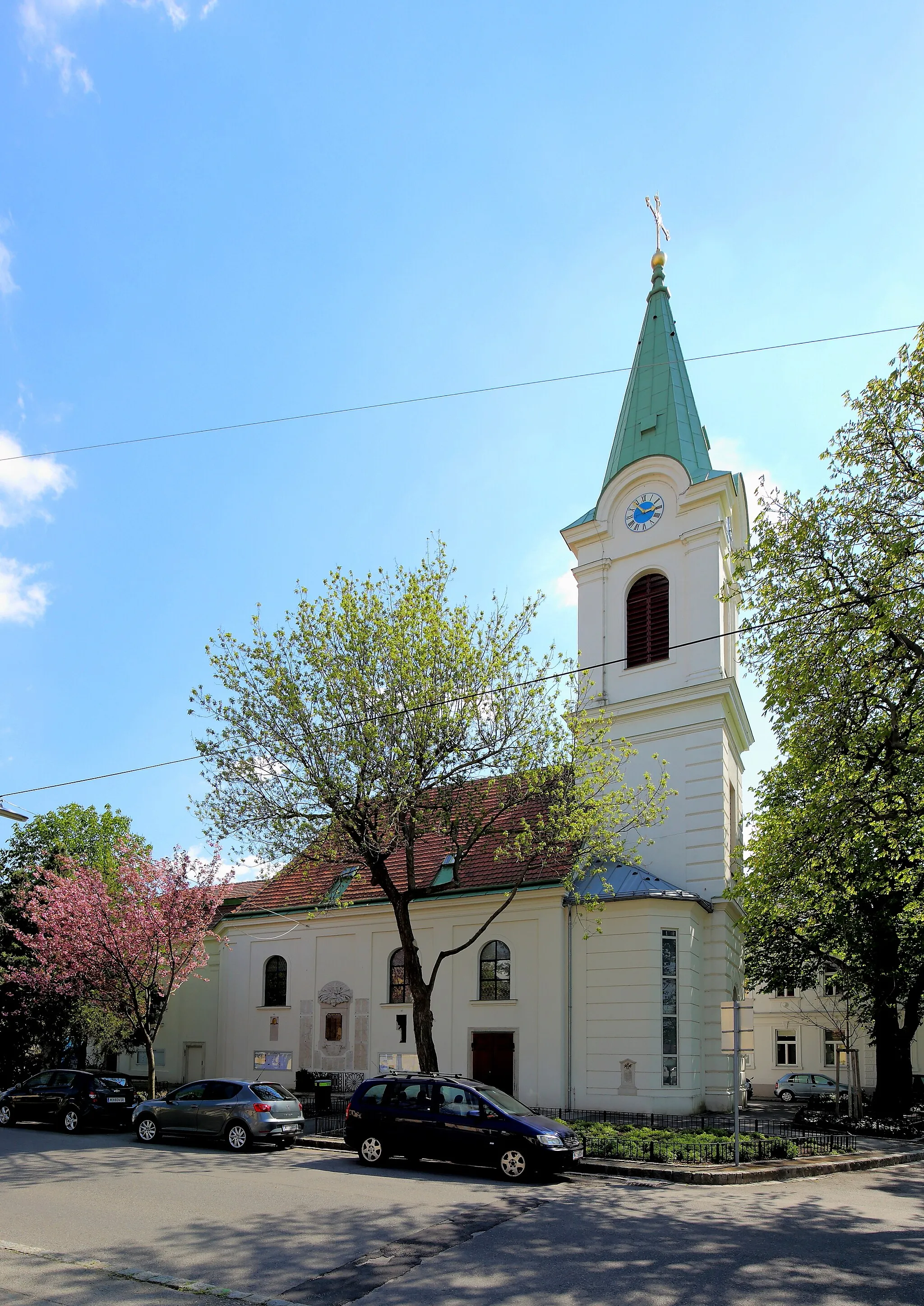 Photo showing: Die Maria-Loretto-Kirche in Jedlesee, ein Ortsteil im 21. Wiener Gemeindebezirk Floridsdorf. 1779 wurde die Kapelle zur Kirche ausgebaut, womit die Kapelle zum Altarraum der Kirche wurde. 1877 erfolgte eine weitere Erweiterung und 1885 wurde der Turm errichtet.