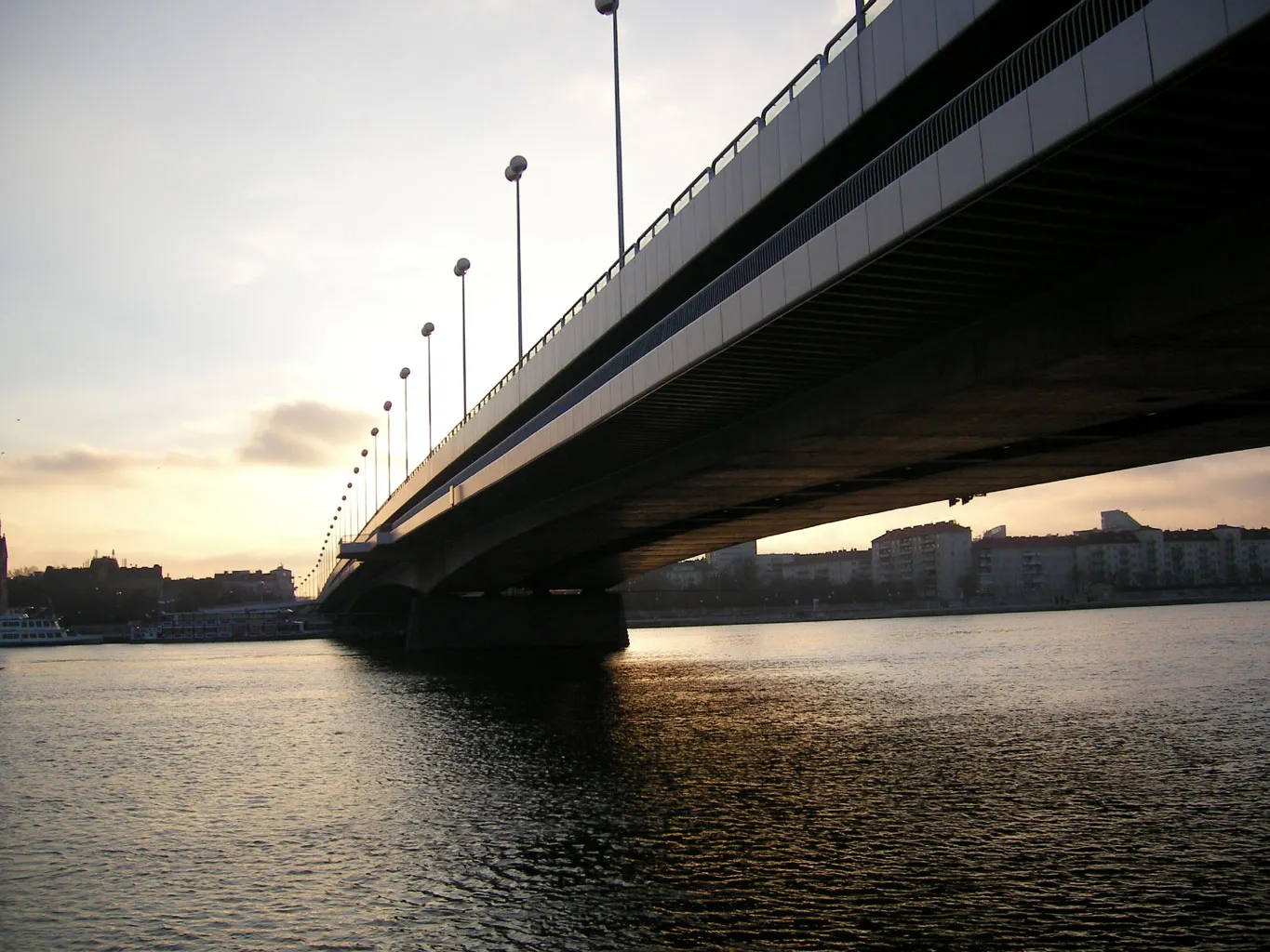 Photo showing: Reichsbrücke over the Danube in Vienna