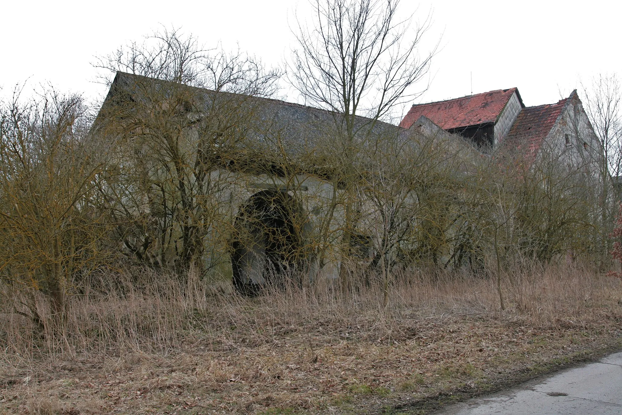 Photo showing: Vesnice Mostky, část města Kaplice v okrese Český Krumlov. Pozůstatek obytné budovy zemědělského statku č. 5, v minulosti chráněné kulturní památky (navazovala vlevo).