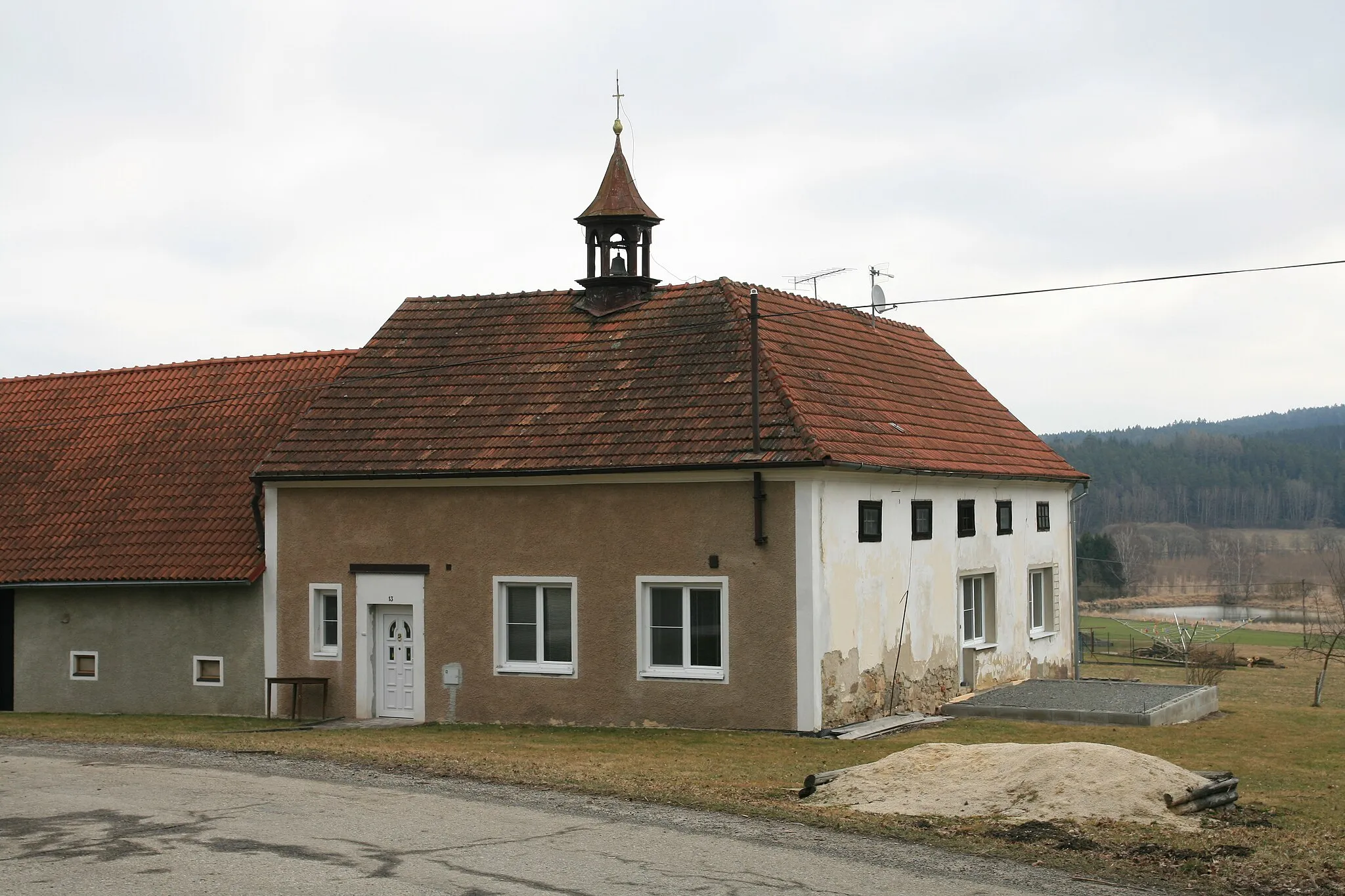 Photo showing: Vesnice Mostky, část města Kaplice v okrese Český Krumlov. Dům č. 13 s věžičkou a zvonem v centrální části vsi.