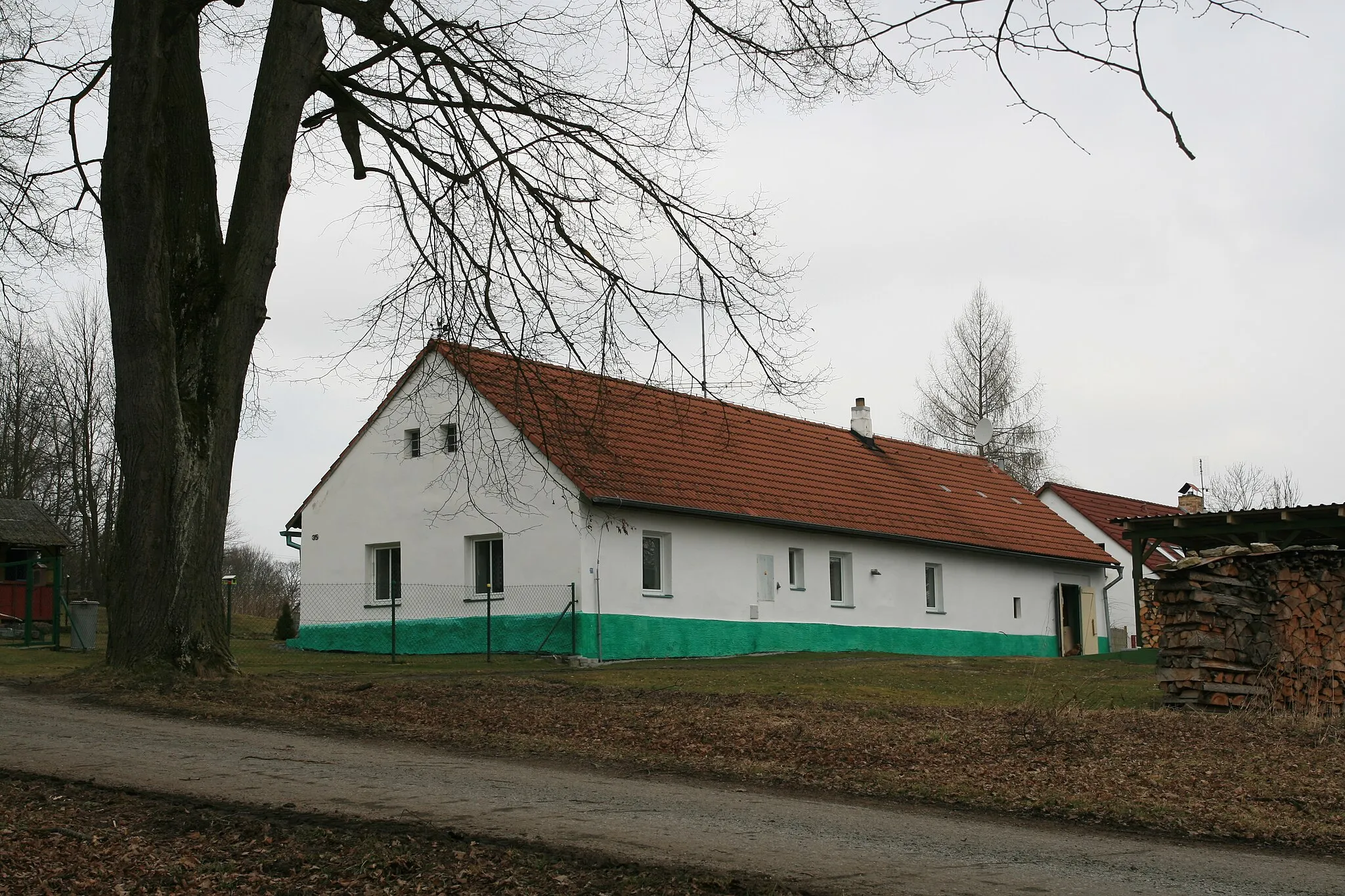 Photo showing: Vesnice Mostky, část města Kaplice v okrese Český Krumlov. Dům č. 35 při cestě vedoucí k zemědělskému statku.