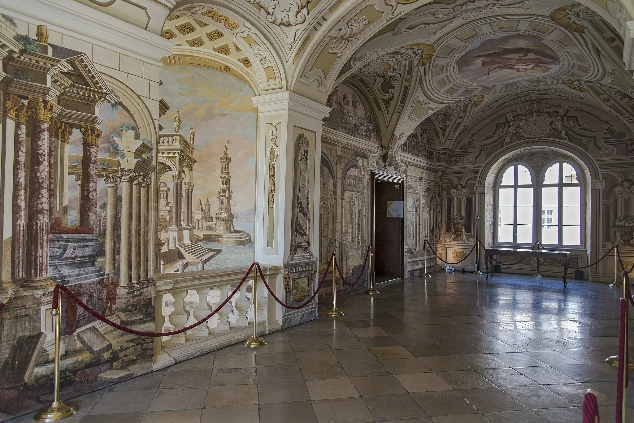 Photo showing: Interior of Schloss Rosenau (Waldviertel), vestibule with entrance to the Austrian Museum of Freemasonry. The murals were made by Johann Rincolin, around 1747.