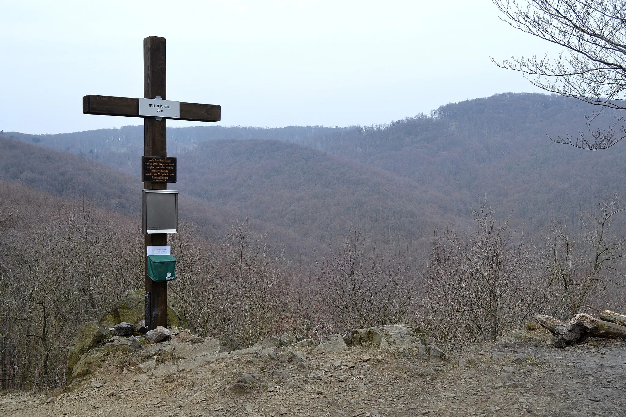 Photo showing: Rozhľad v vrcholu Malej Bane (361 m n.m.), kopca nad bratislavskou Račou