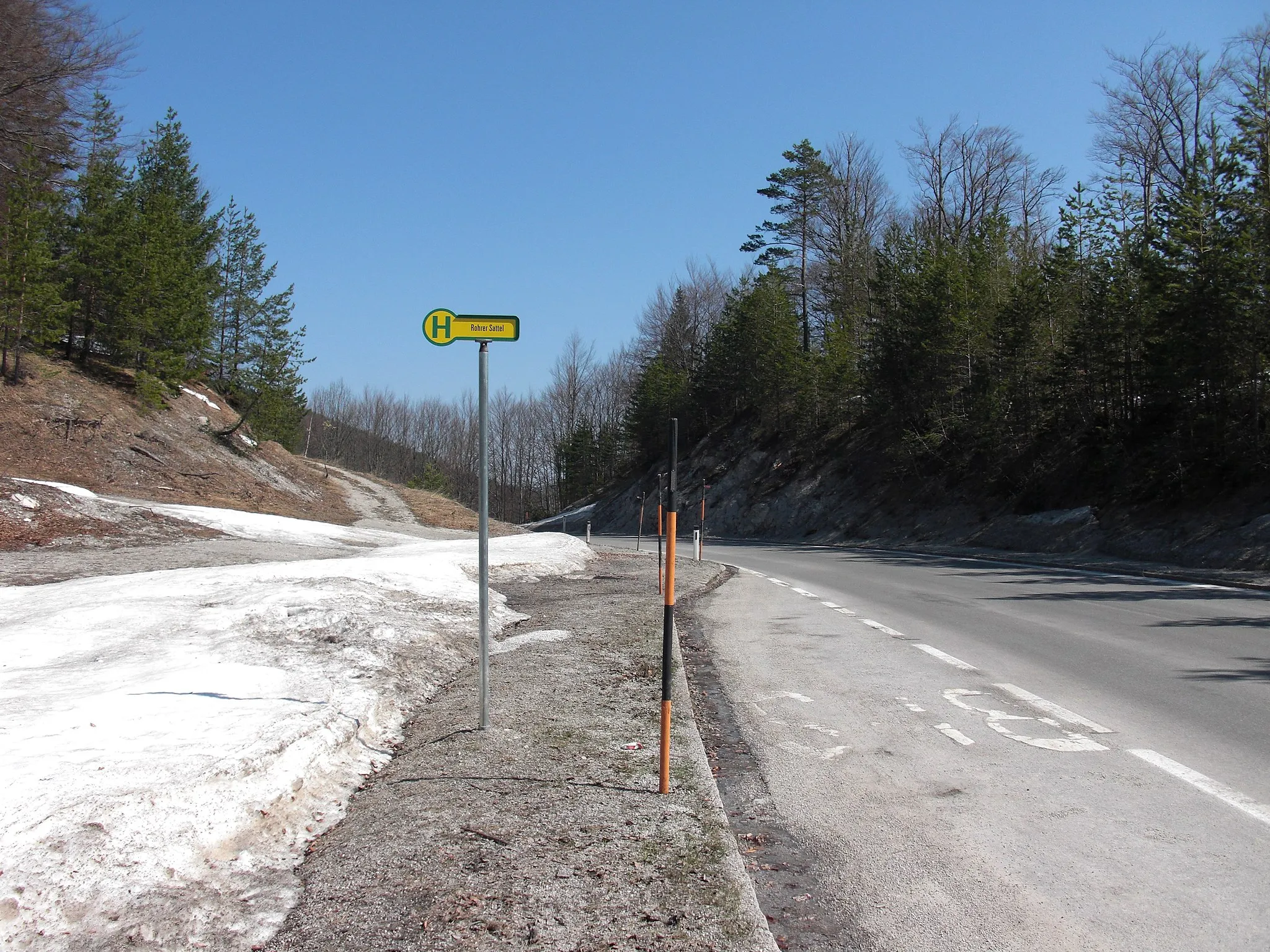 Photo showing: Rohrer Sattel: Bus stop on the pass summit - does not exist any more