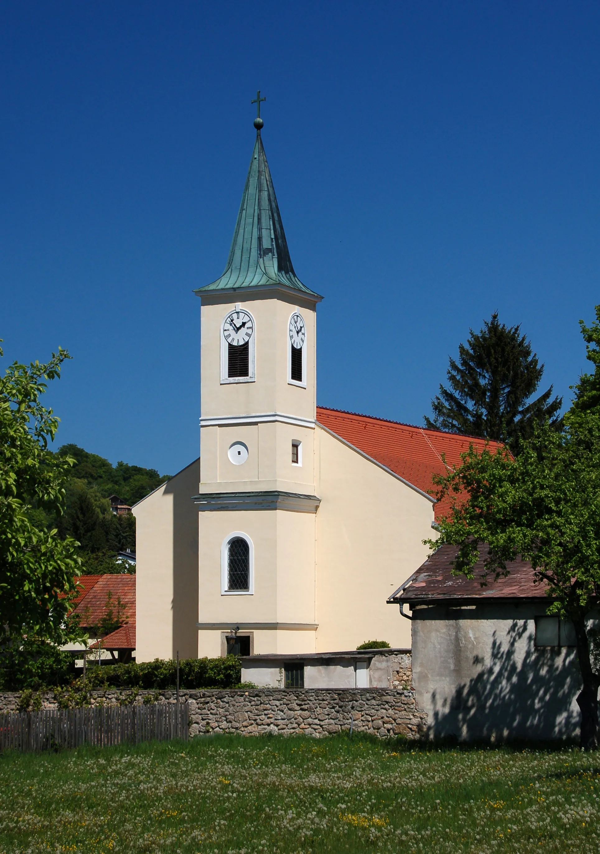 Photo showing: The catholic parish church Saint Laurenz in Hernstein, Lower Austria, is protected as a cultural heritage monument.