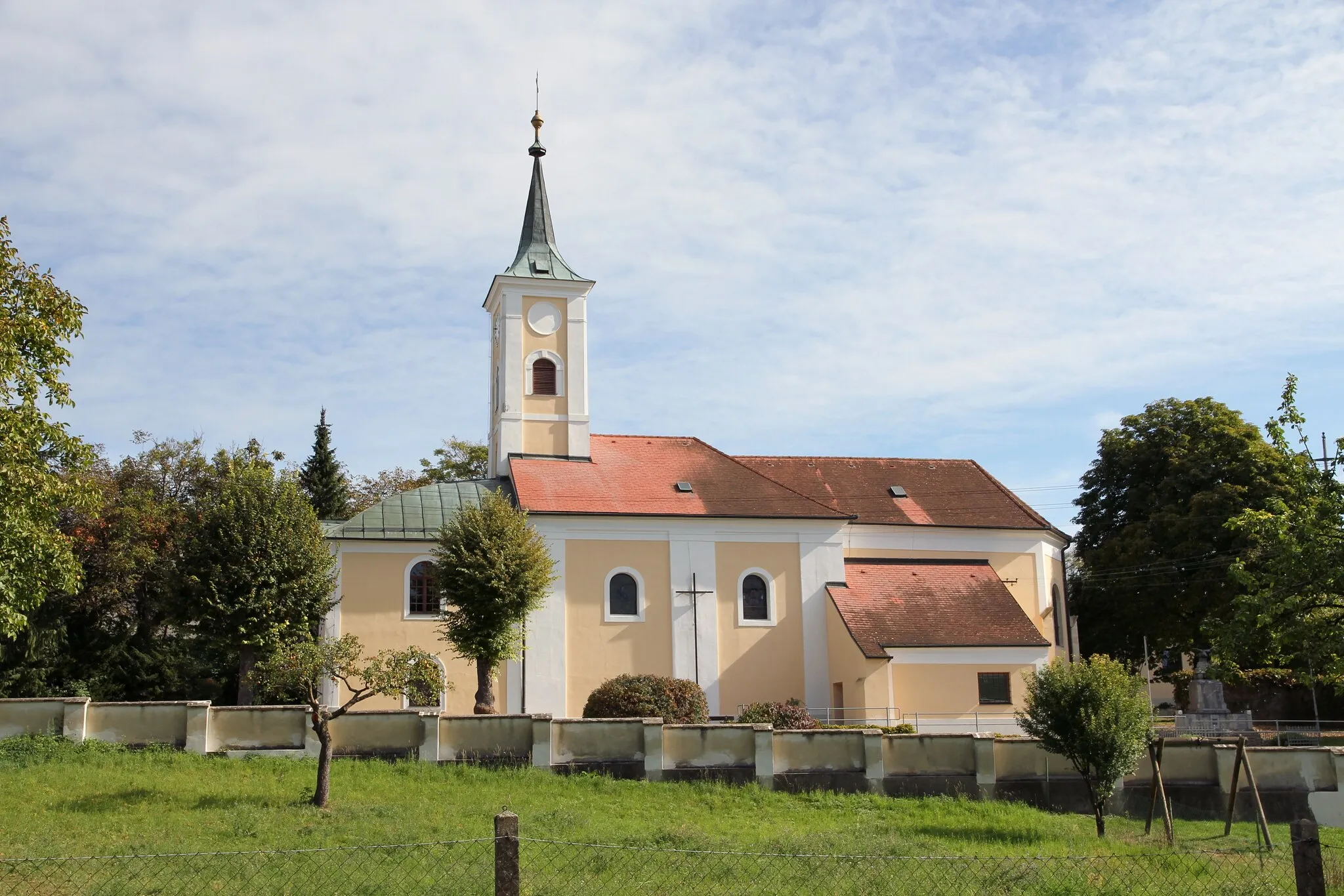 Photo showing: Katholische Pfarrkirche hl. Johannes d.Täufer in Gösing am Wagram, ein Ortsteil der niederösterreichischen Marktgemeinde Fels am Wagram. Das Presbyterium wurde Mitte des 15. Jahrhunderts errichtet, das Langhaus und der Turm 1671/72. 1843 erfolgten größere Instandsetzungsarbeiten, unter anderem wurde das alte Vorhaus abgetragen und ein neues mit einer Länge von ca. 7 m Länge angebaut.