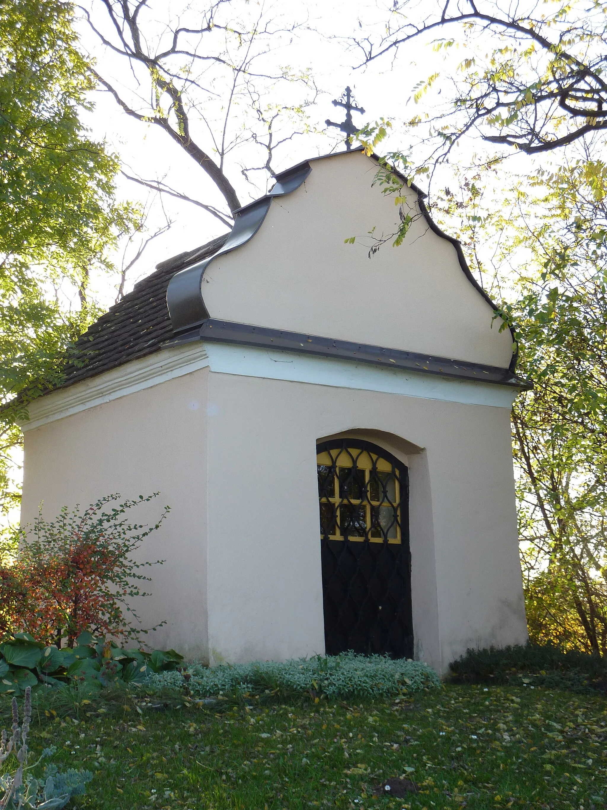 Photo showing: Flur-/Wegkapelle im Norden von Gösing am Wagram, Fels am Wagram, Niederösterreich

This media shows the protected monument with the number 23824 in Austria. (Commons, de, Wikidata)