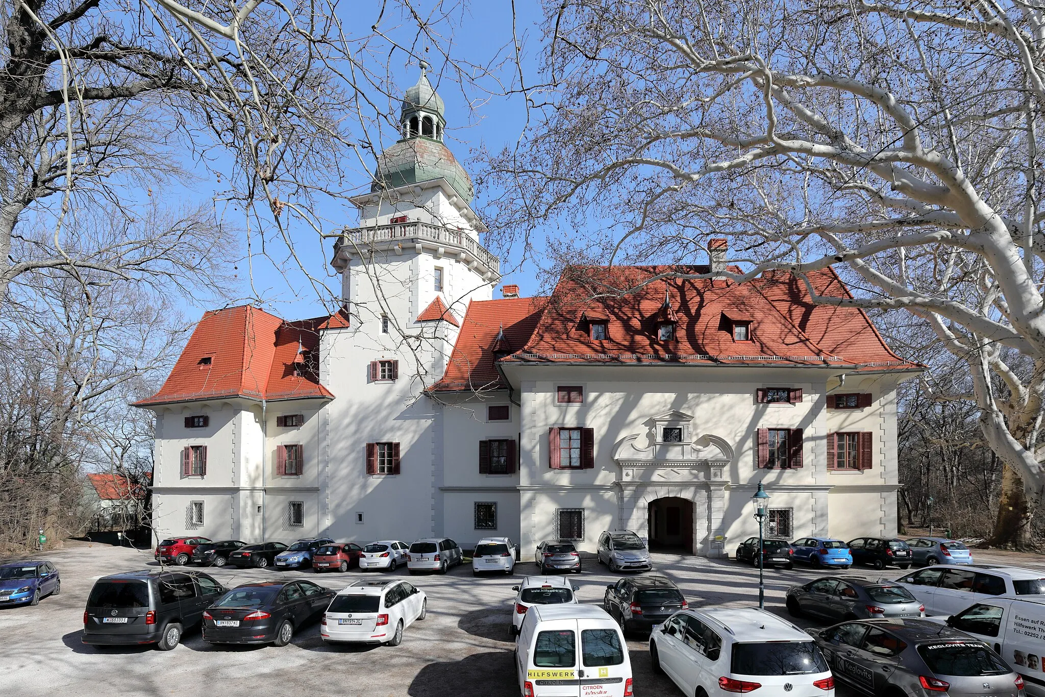 Photo showing: Westansicht des Schlosses in Tribuswinkel, ein Ortsteil in der niederösterreichischen Stadtgemeinde Traiskirchen. Die vierflügelige Anlage über trapezförmigem Grundriss war ursprünglich eine Burg. Im 17 Jahrhundert wurde sie zu einem Wasserschloss umgebaut und im 19./20. Jahrhundert erfolgten weitere Umgestaltungen.