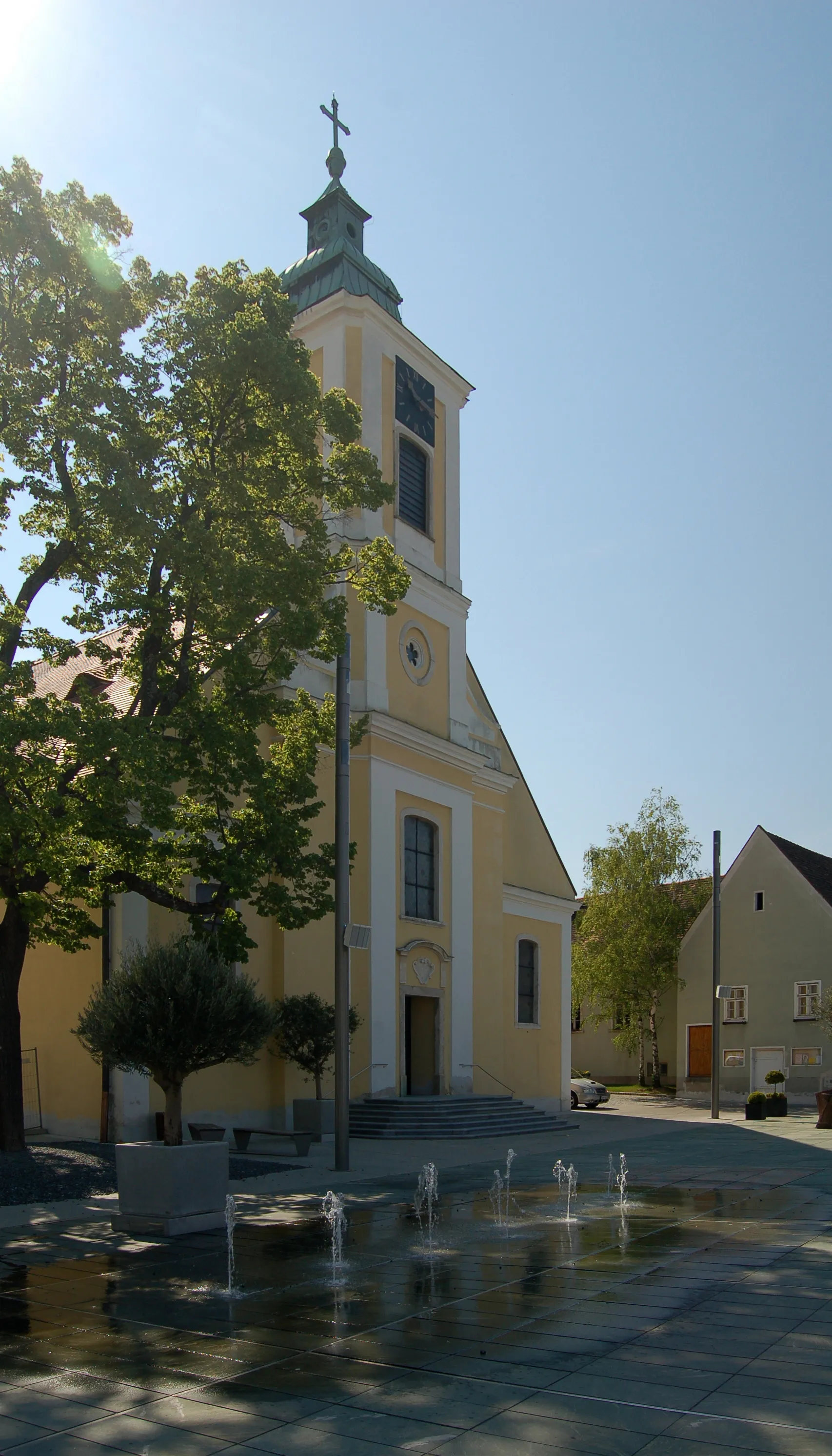 Photo showing: Parish church Saint Martin in Leobersdorf, Lower Austria. The building is a cultural heritage monument.