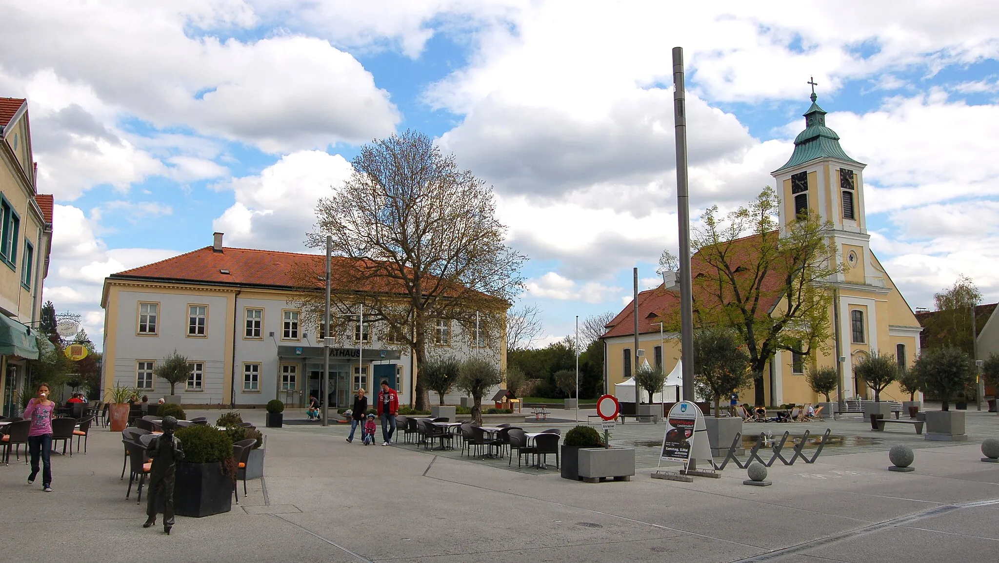 Photo showing: Kirchenplatz (i.e. Church square) with town hall (left) and parish church St. Martin in Leobersdorf, Lower Austria.