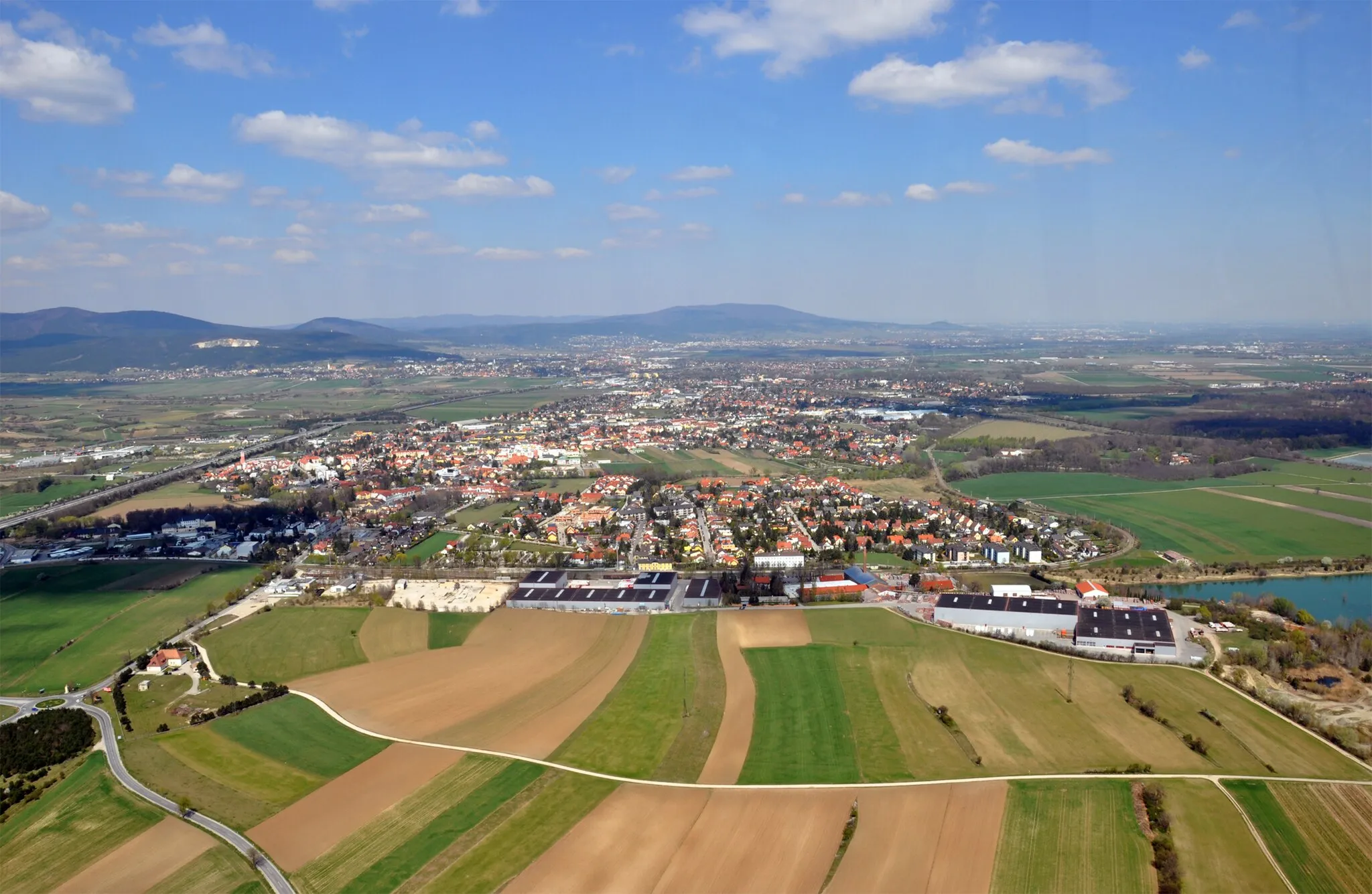 Photo showing: Luftaufnahme von Leobersdorf, Blickrichtung Norden, Links: Südautobahn A2 mit Turm des Feuerwehrgebäudes, Mitte: Bahnhof Wittmannsdorf mit Ziegelwerk