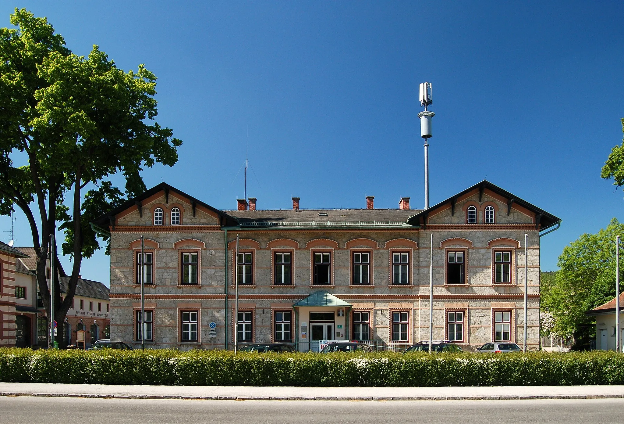 Photo showing: Former primary school in Berndorf, Lower Austria. Built in 1878 and used now by police and municipality administration. The building is a cultural heritage monument.