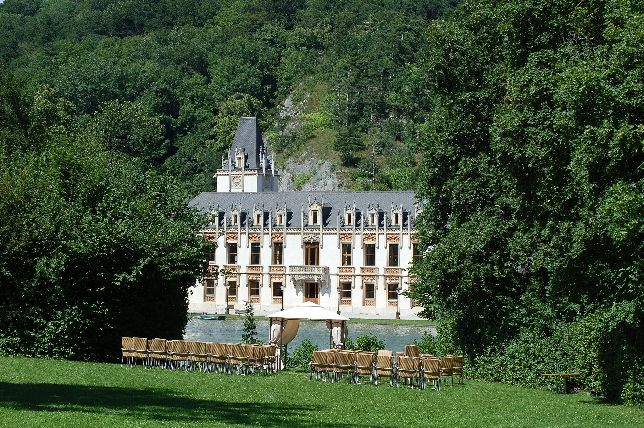 Photo showing: Schloss Hernstein, a castle in Hernstein, Lower Austria. Rebuild by Theophil Hansen.