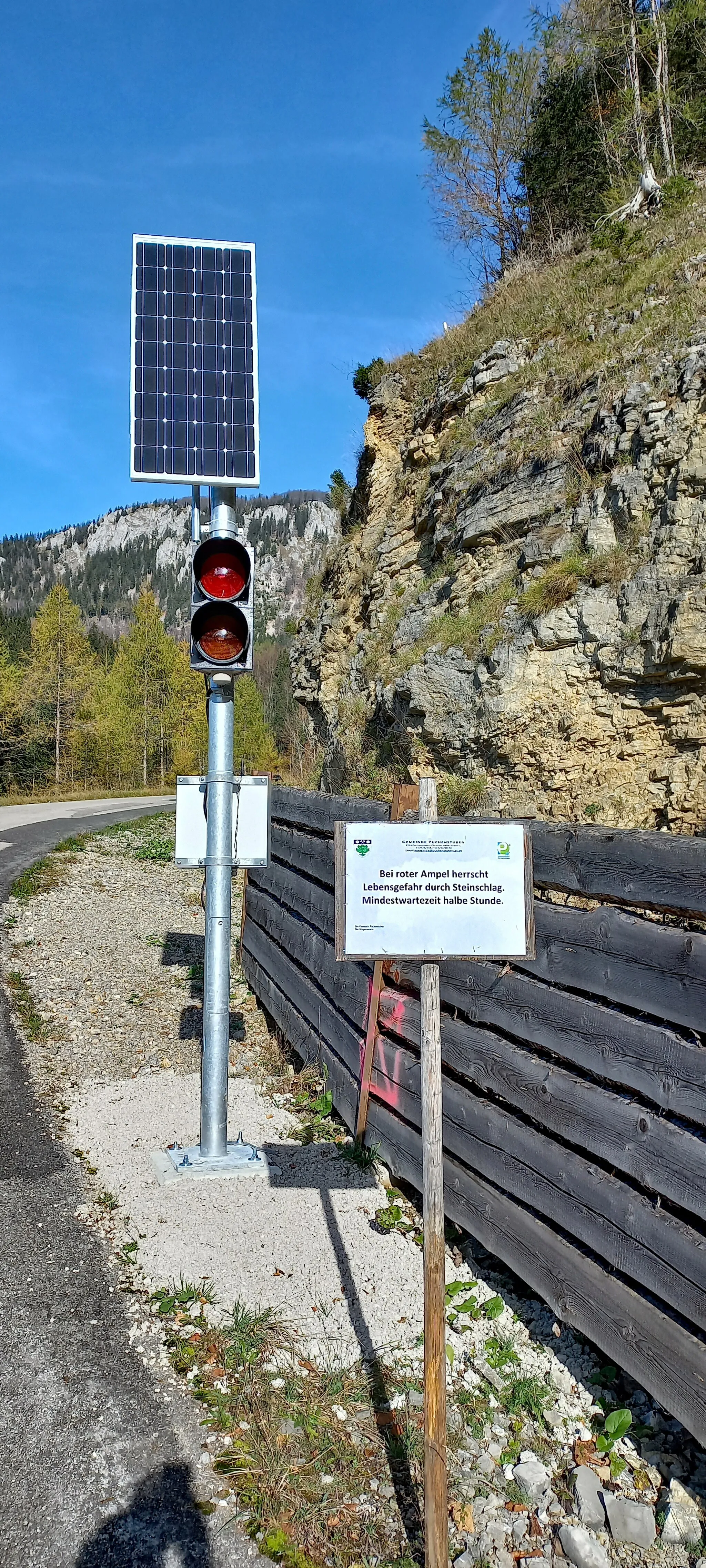 Photo showing: Die Vorderen Tormäuer sind ein nördlicher Teil des Durchbruchstales der Erlauf durch das Ötschermassiv (Detailangaben siehe Dateinamen). Ein Fußweg begleitet die Erlauf, eine Straßenverbindung gibt es nicht, die 12 km lange Panoramastraße (nur für Pkw, bei Steinschlaggefahr gesperrt, Wintersperre) am oberen Teil der Steilhänge schafft jedoch eine Verbindung zu den Fußsteigen zwischen Sulzbichl und Trübenbach. Die vorderen Tormäuer sind hauptsächlich von drei Seiten erreichbar, wovon der Zugang aus Sulzbichl über die Trefflingfälle zwar der kürzeste, aber auch der steilste ist (Stiegenanlage, Geländer, Trittsicherheit notwendig). Das Toreck ist eine Engstelle in den Vorderen Tormäuern, wo der Fluss Erlauf auf wenige Meter eingeengt wird.