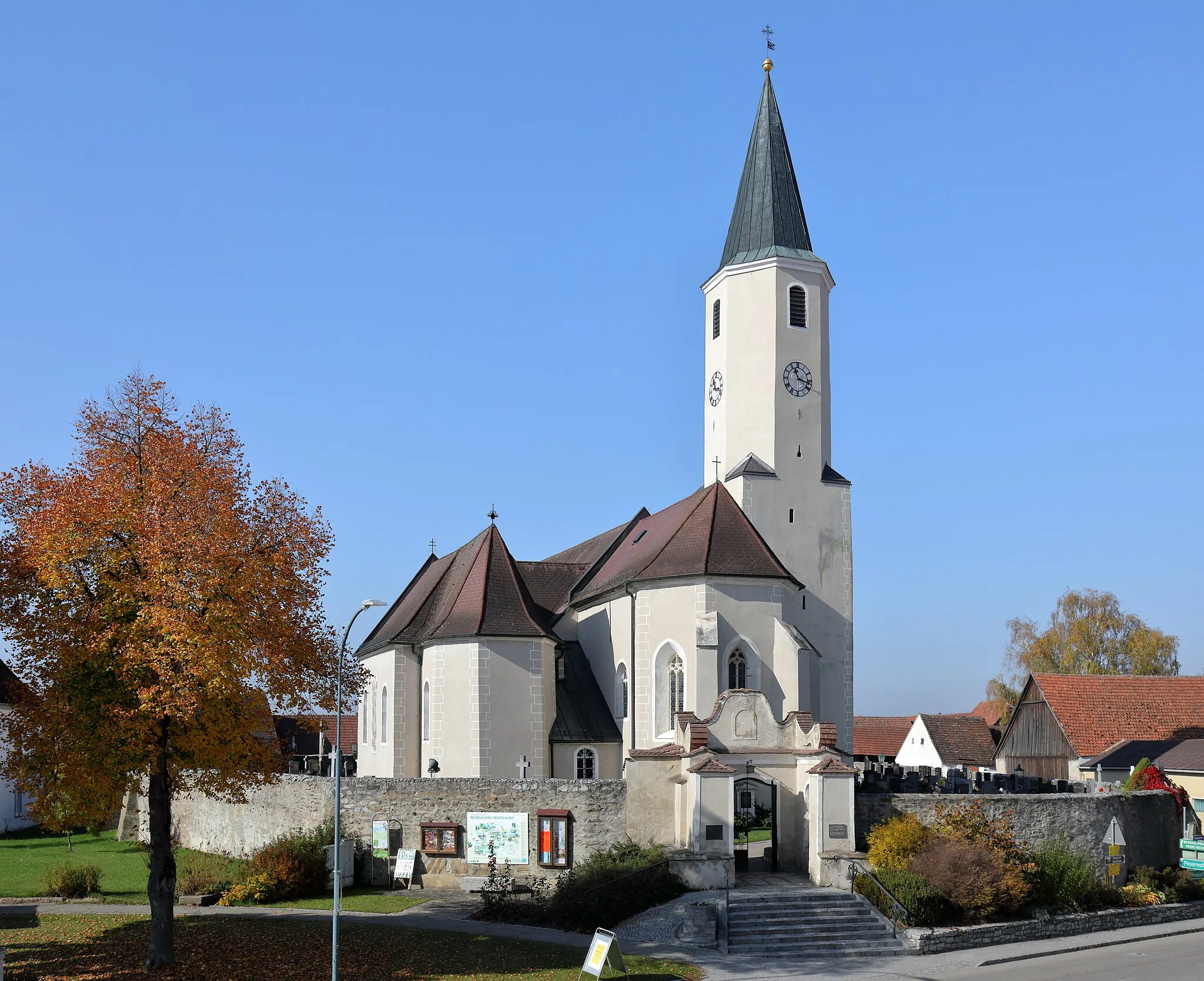 Photo showing: Ostansicht der röm.-kath. Pfarrkirche Mariä Himmelfahrt in der niederösterreichischen Marktgemeinde Langau bei Geras. Die von einem Friedhof mit mächtiger Umfassungsmauer umgebene Kirche hat ein Langhaus mit mittelalterlicher Bausubstanz, das 1628 sowie nach einem Brand 1709 umgebaut wurde. Der Turm im nördl. Chorwinkel und der Chor sind spätgotisch. Südseitig ist eine gotische Kapelle angebaut, die barockisiert wurde. Das Hauptportal stammt aus der 2. Hälfte des 18. Jahrhundert.