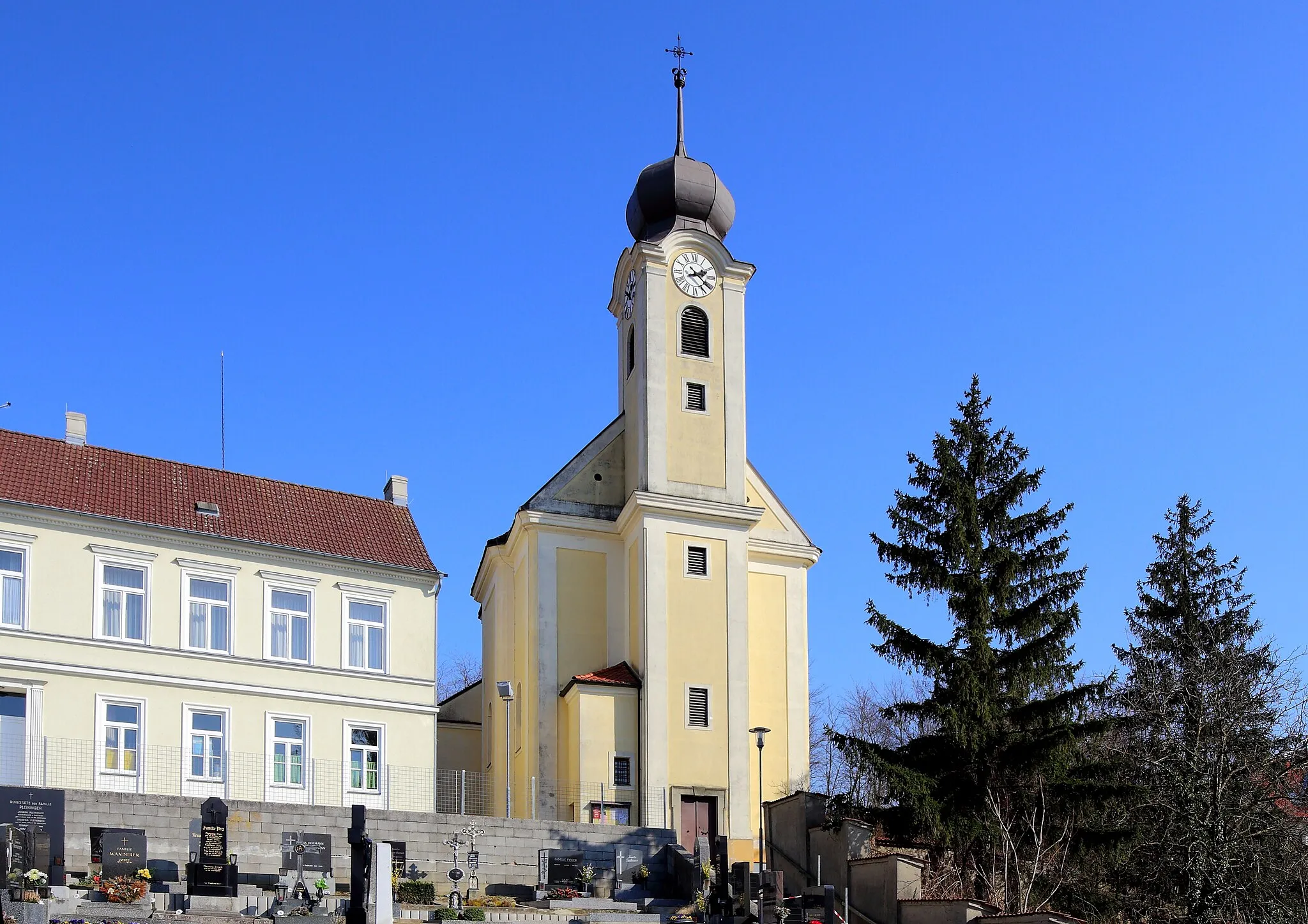 Photo showing: Westansicht der katholischen Pfarrkirche hl. Laurentius in Höbersbrunn, ein Ortsteil der niederösterreichischen Marktgemeinde Gaweinstal. Der barocke Sakralbau wurde von 1748 bis 1754 errichtet.