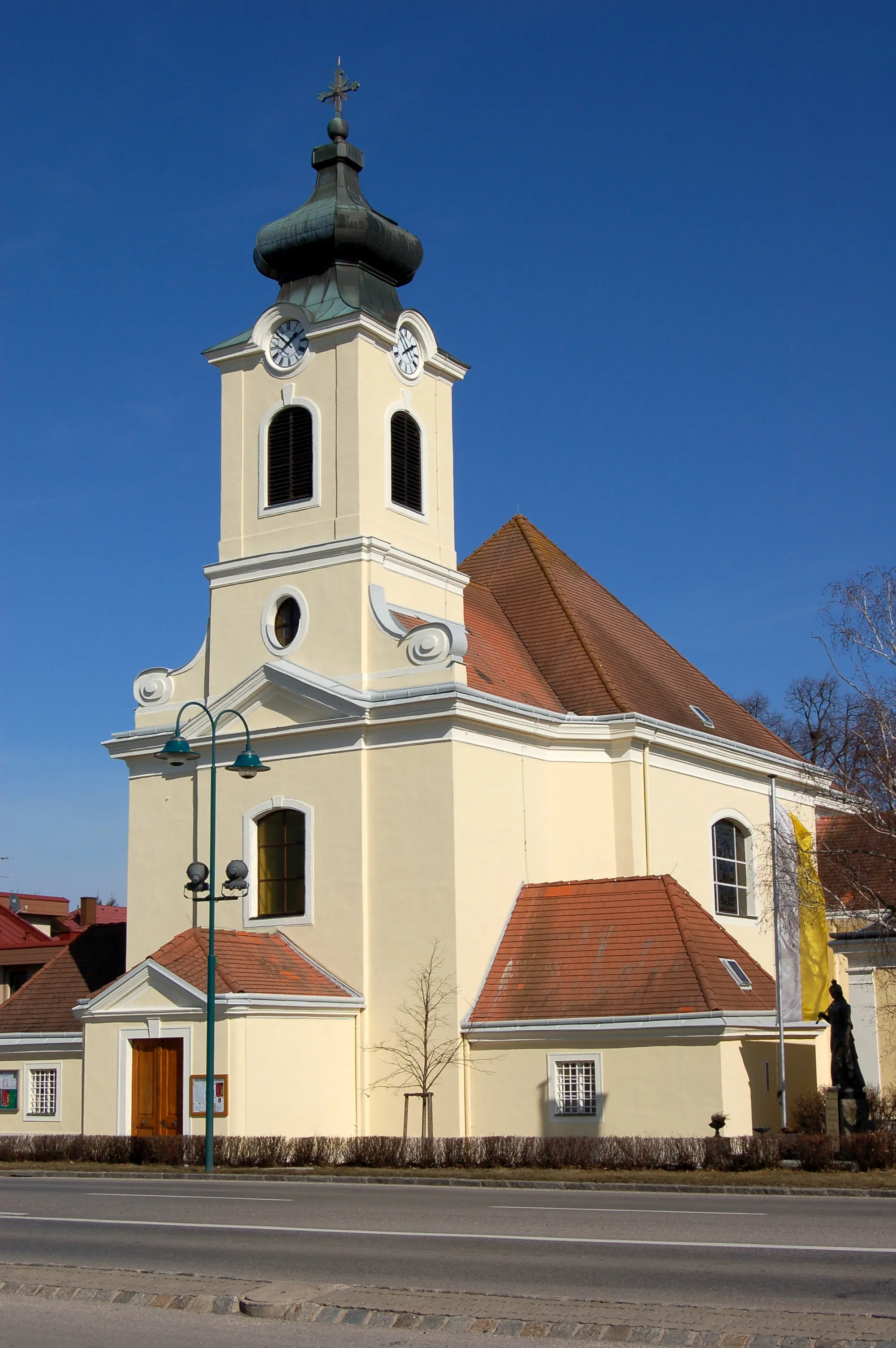 Photo showing: Holy Cross parish church in Theresienfeld, Lower Austria