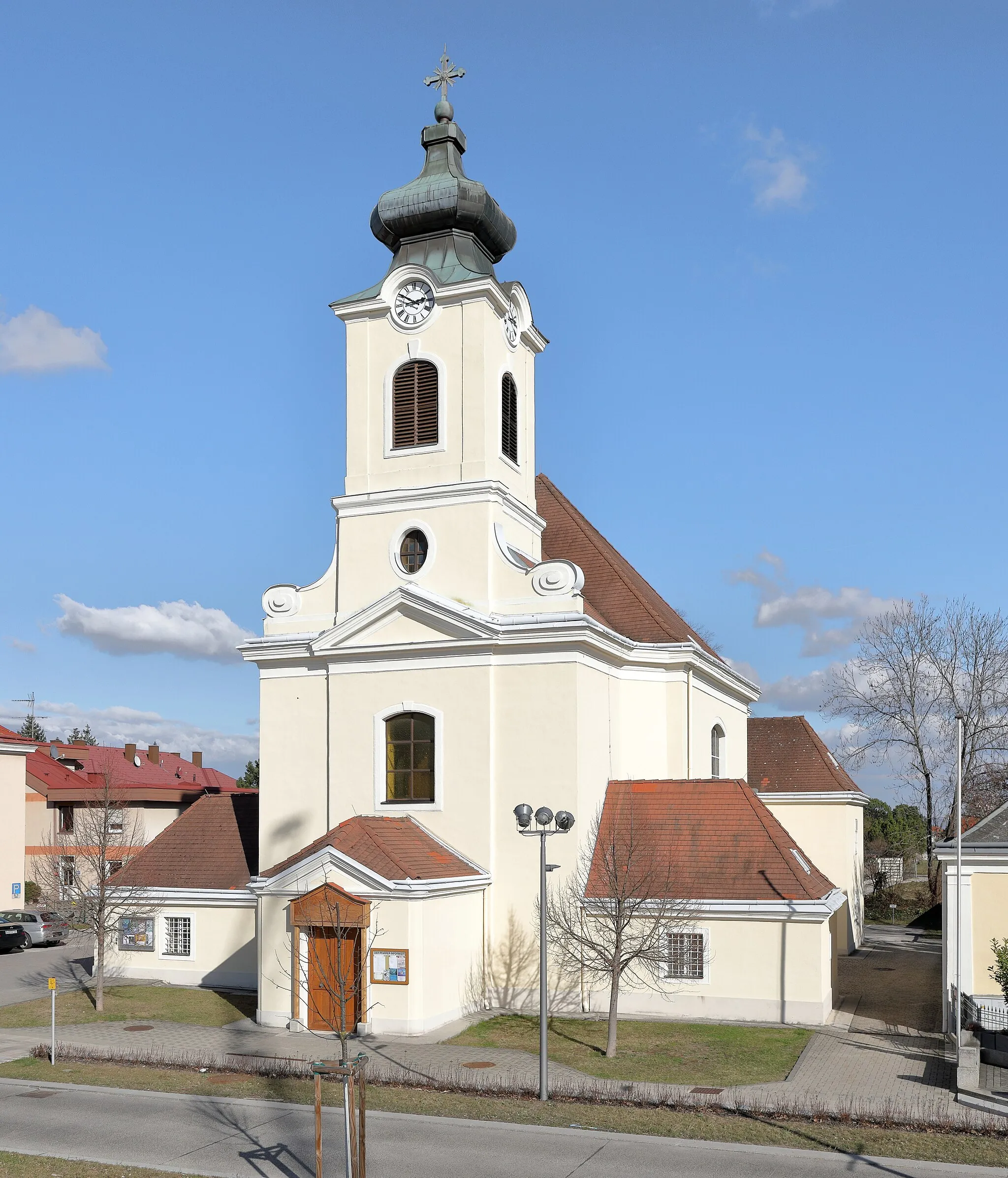 Photo showing: Westansicht der röm.-kath. Kirche hl. Kreuz in der niederösterreichischen Marktgemeinde Theresienfeld. Die Ortschaft Theresienfeld wurde 1763 über Anordnung Kaiserin Maria Theresias gegründet. In diesem Zuge wurde auch eine Pfarrkirche ab 1767 nach den Plänen des Architekten Josef Gerl errichtet. Die Einweihung des spätbarocken, längszentralen Sakralbaues mit annähernd quadratischem Langhaus und einer Westturmfassade erfolgte am 20. Oktober 1768 im Beisein der Kaiserin Maria Theresia.