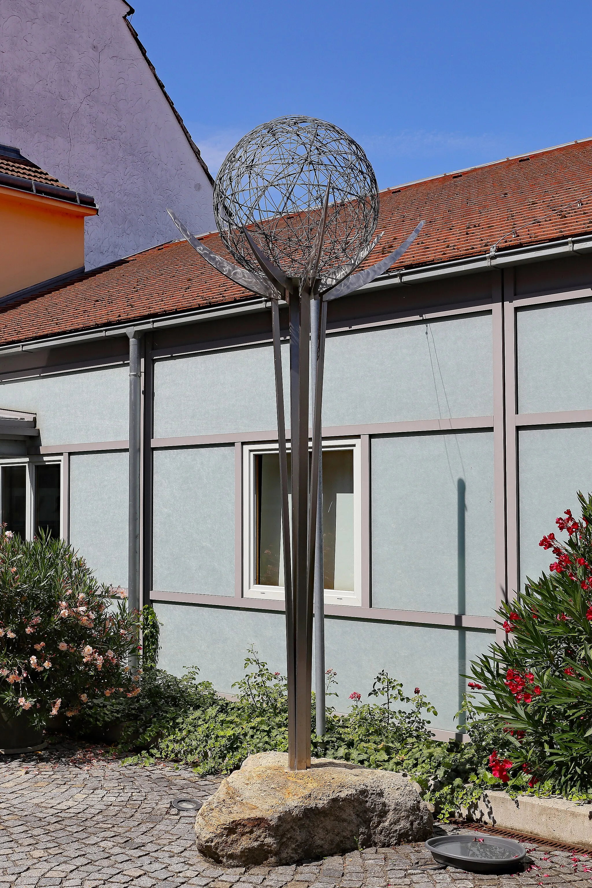 Photo showing: Skulptur Urbeere im Hof des Gemeindeamts Rohrendorf bei Krems