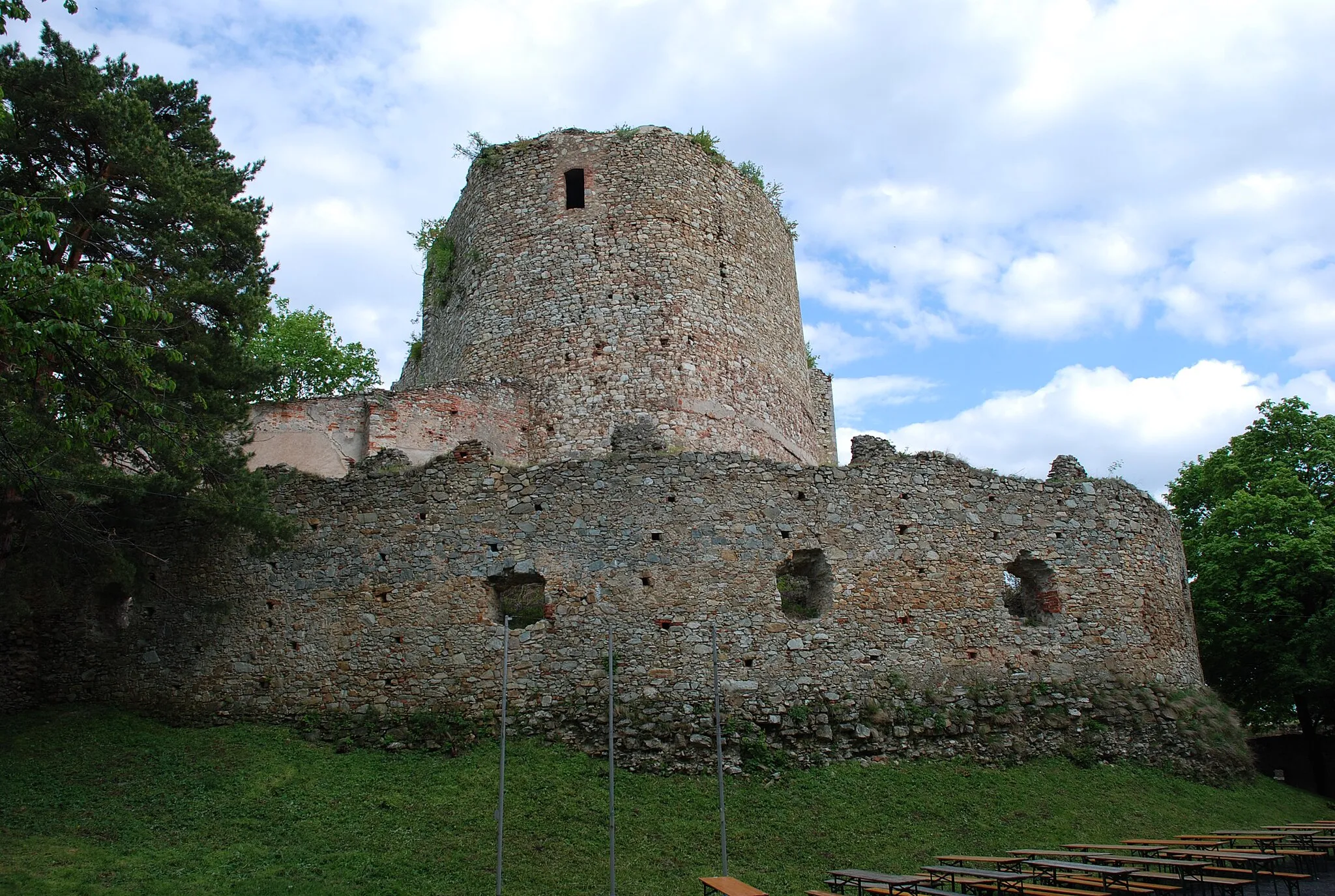 Photo showing: Burgruine Landsee, Burgenland: Donjon und Vierte Mauer, aufgenommen vom Außenhof