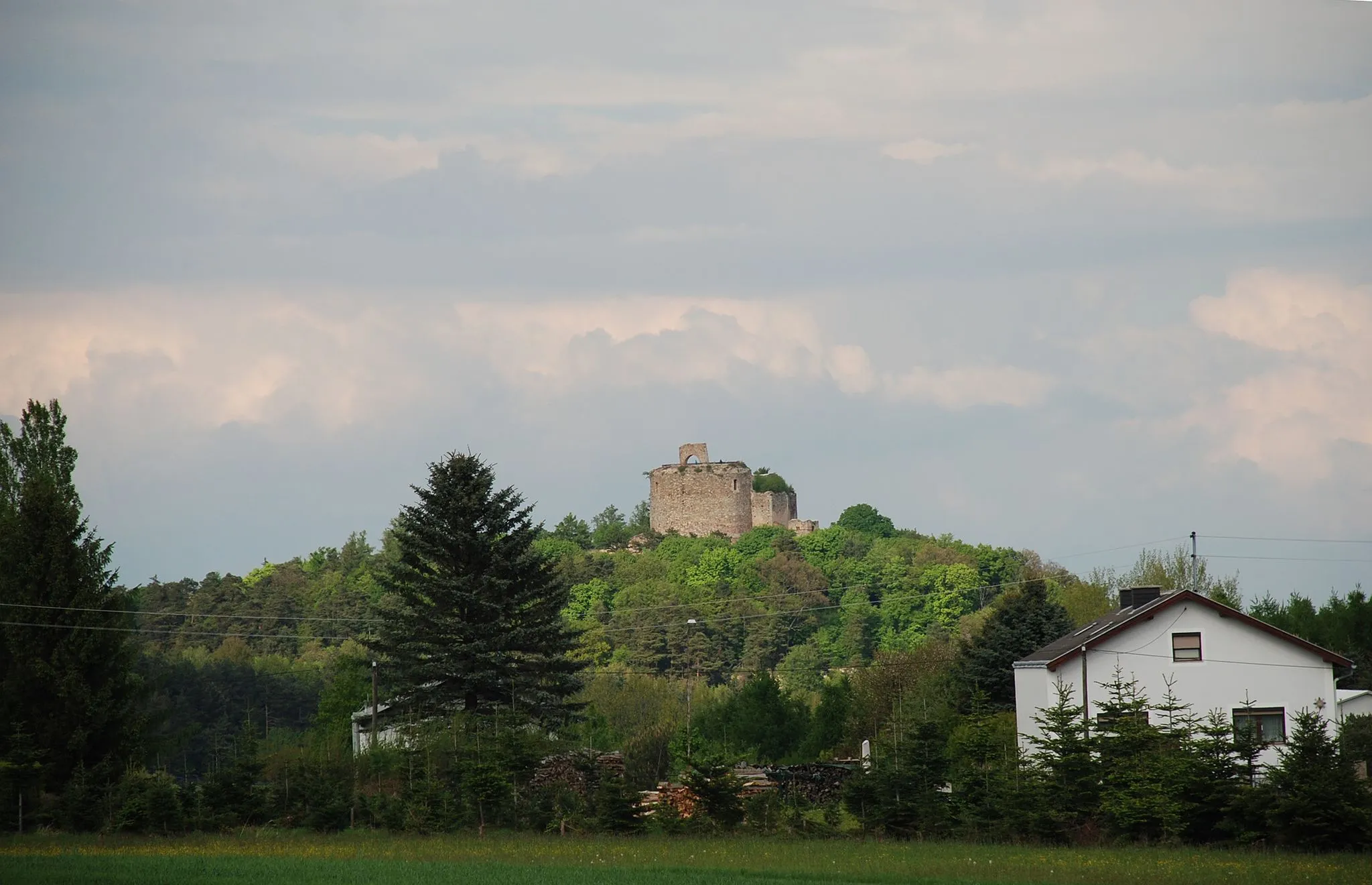 Photo showing: Burgruine Landsee, Burgenland: Blick auf die Ruine Landsee von der Grünau aus