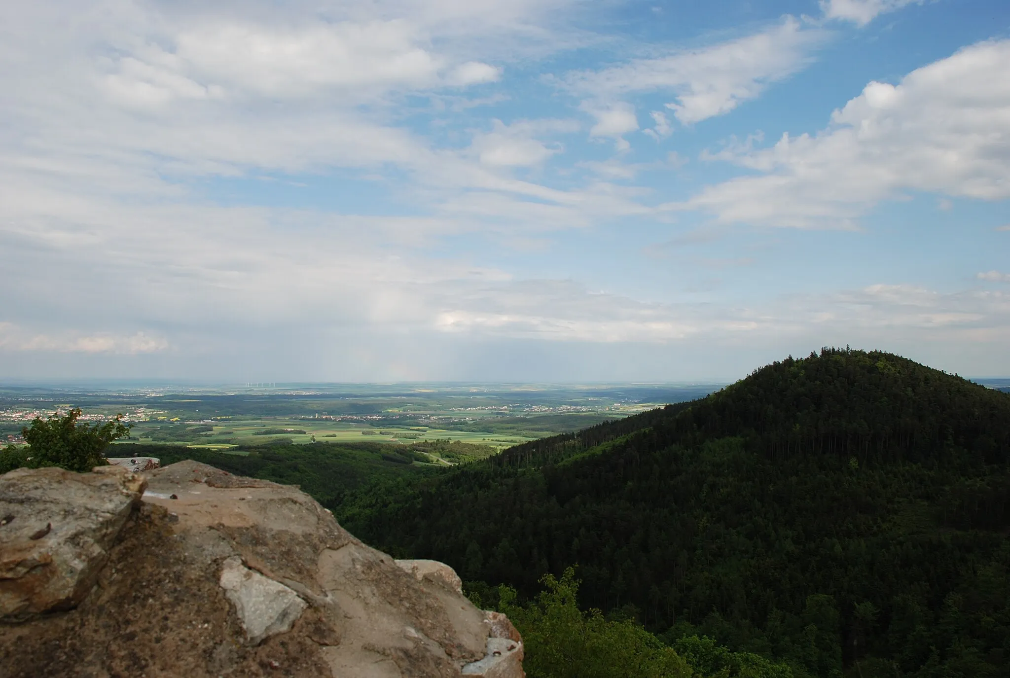 Photo showing: Burgruine Landsee, Burgenland: Blick vom Donjon nach Osten, im Vordergrund der Haidriegel, auf dem sich Reste einer Fluchtburg befinden.