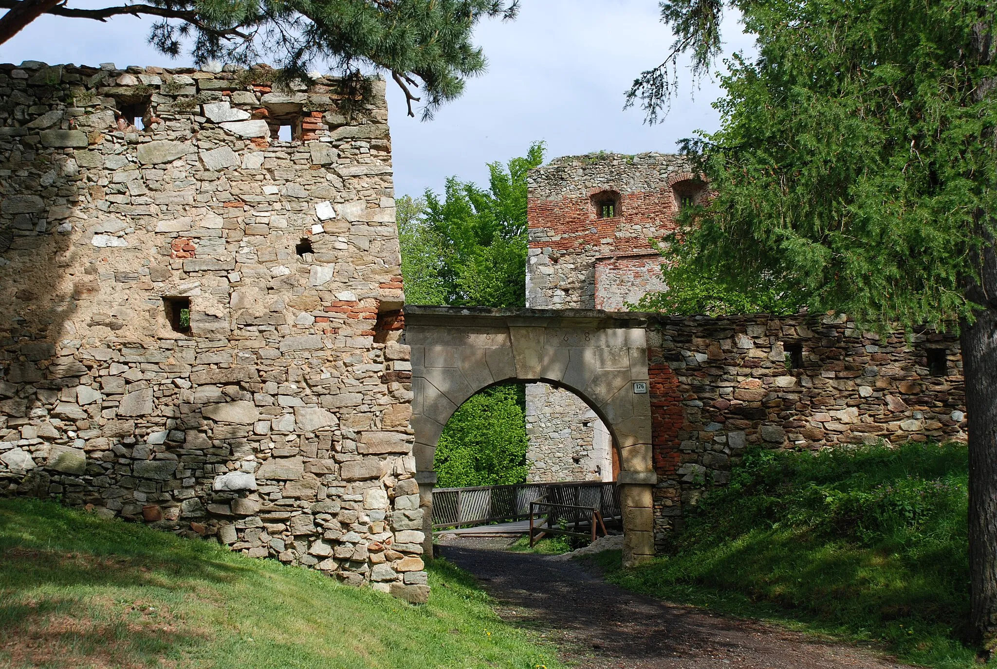 Photo showing: Burgruine Landsee, Burgenland: Eingangsbereich mit erstem und zweitem Tor