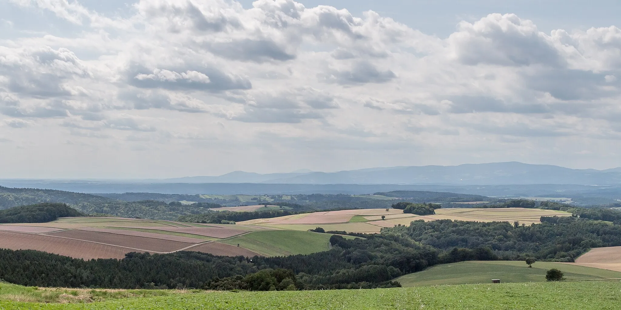 Photo showing: Blick von einem Aussichtspunkt südlich von Unterkohlstätten zum Naturpark Geschriebenstein-Írottkö