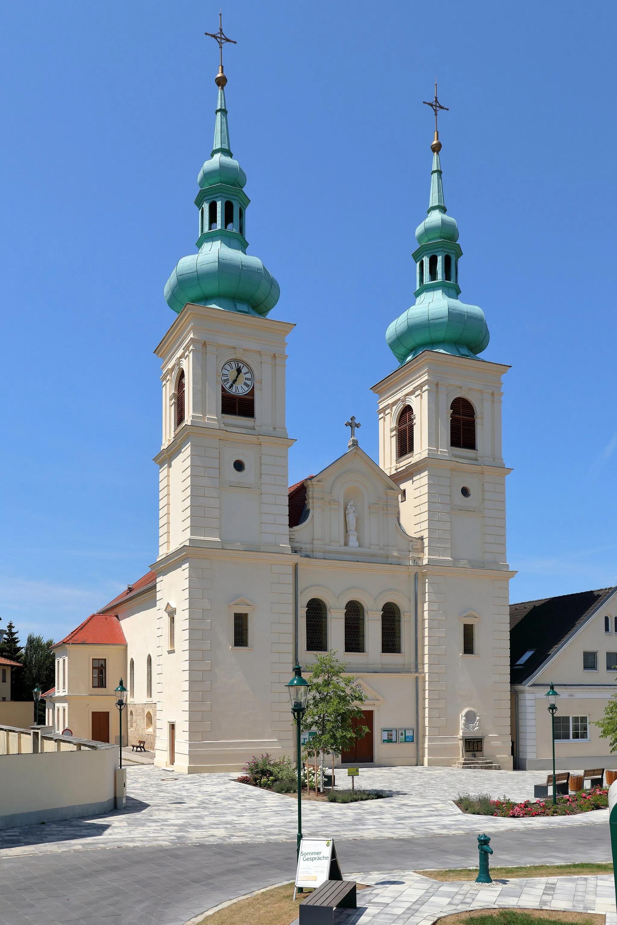 Photo showing: Parish church of Schwarzau am Steinfeld, Lower Austria.