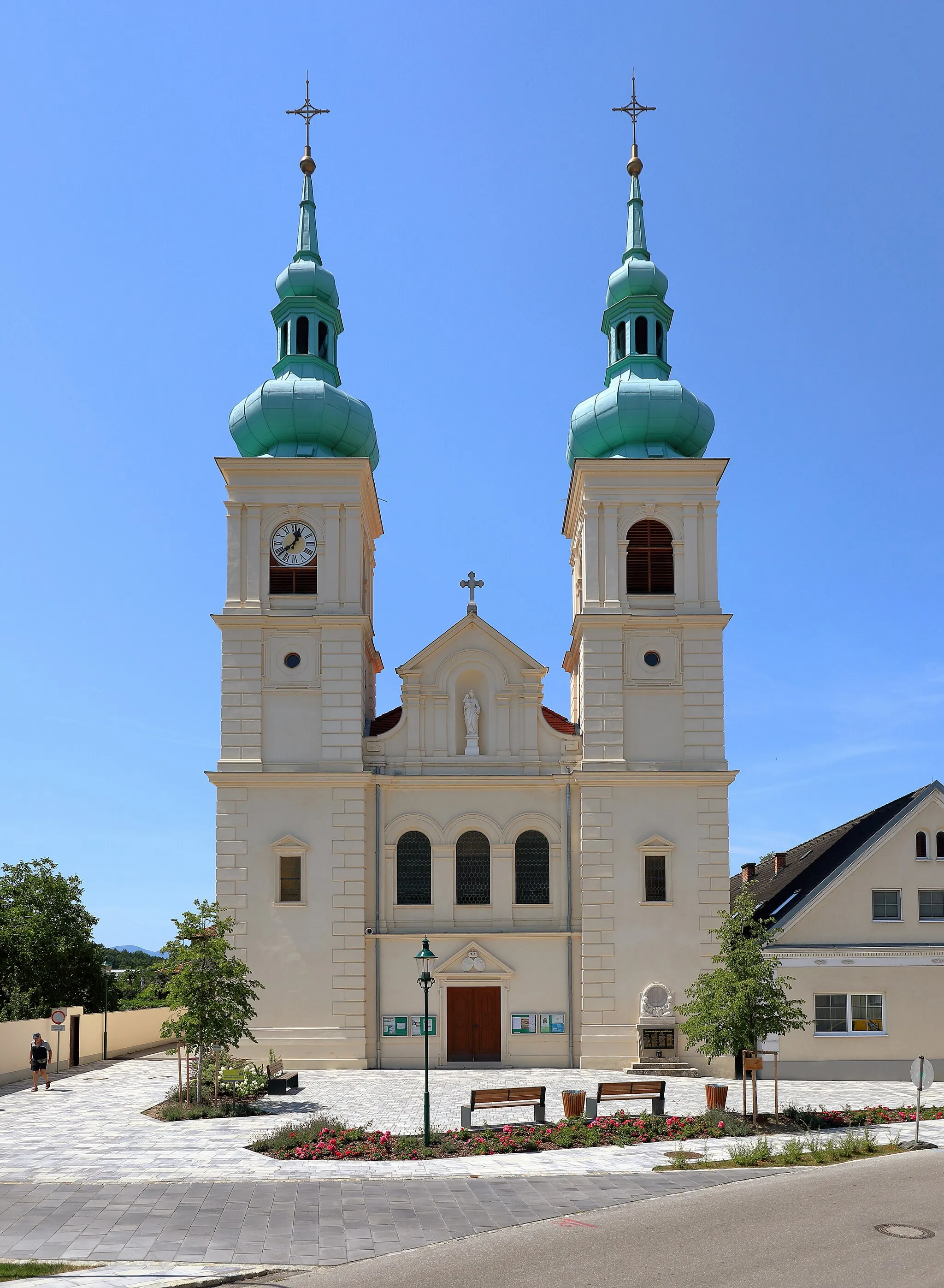 Photo showing: Parish church of Schwarzau am Steinfeld, Lower Austria.